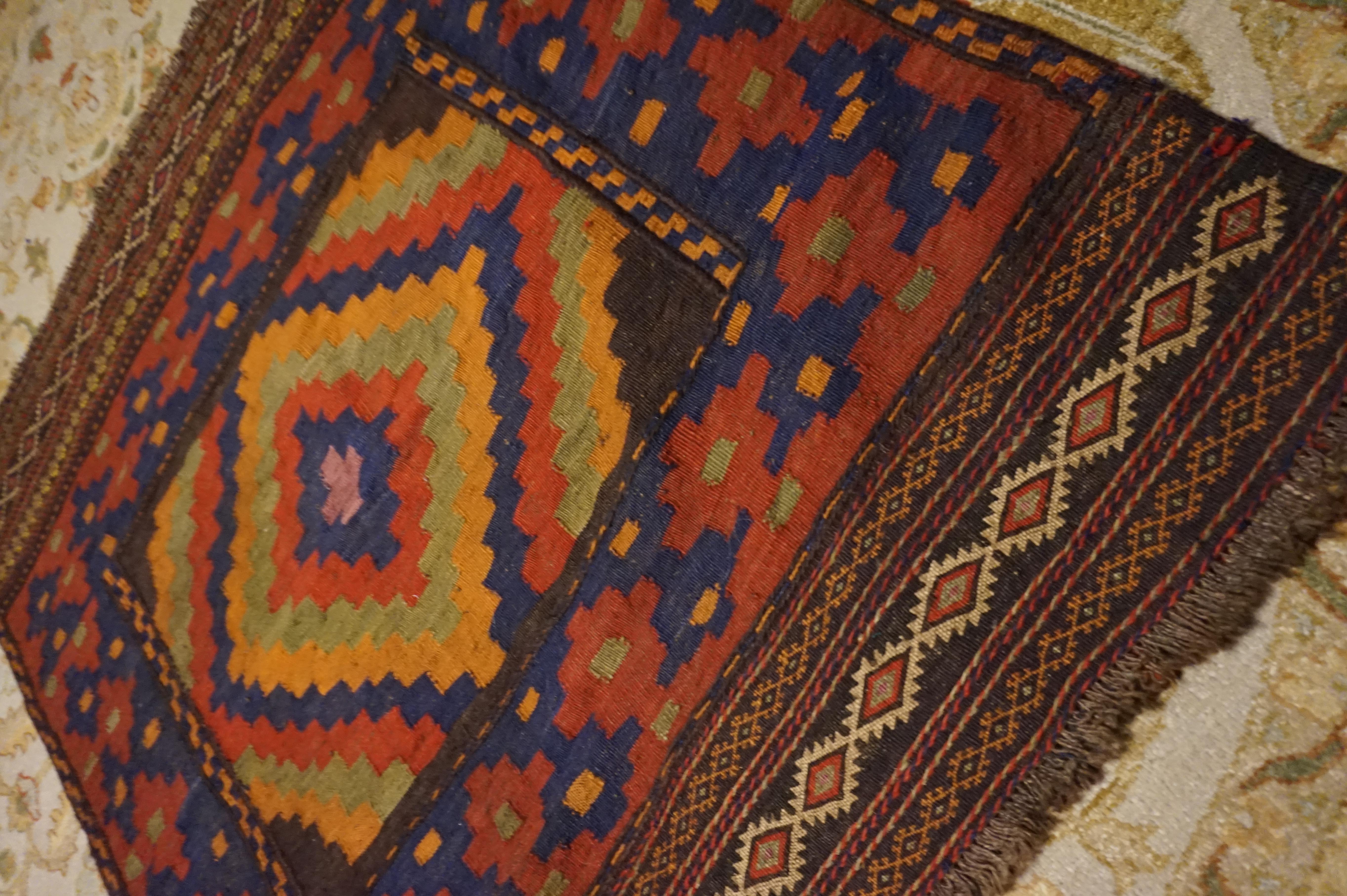 Semi-antiker quadratischer handgeknüpfter flachgewebter Kilim-Teppich (Stammeskunst) im Angebot