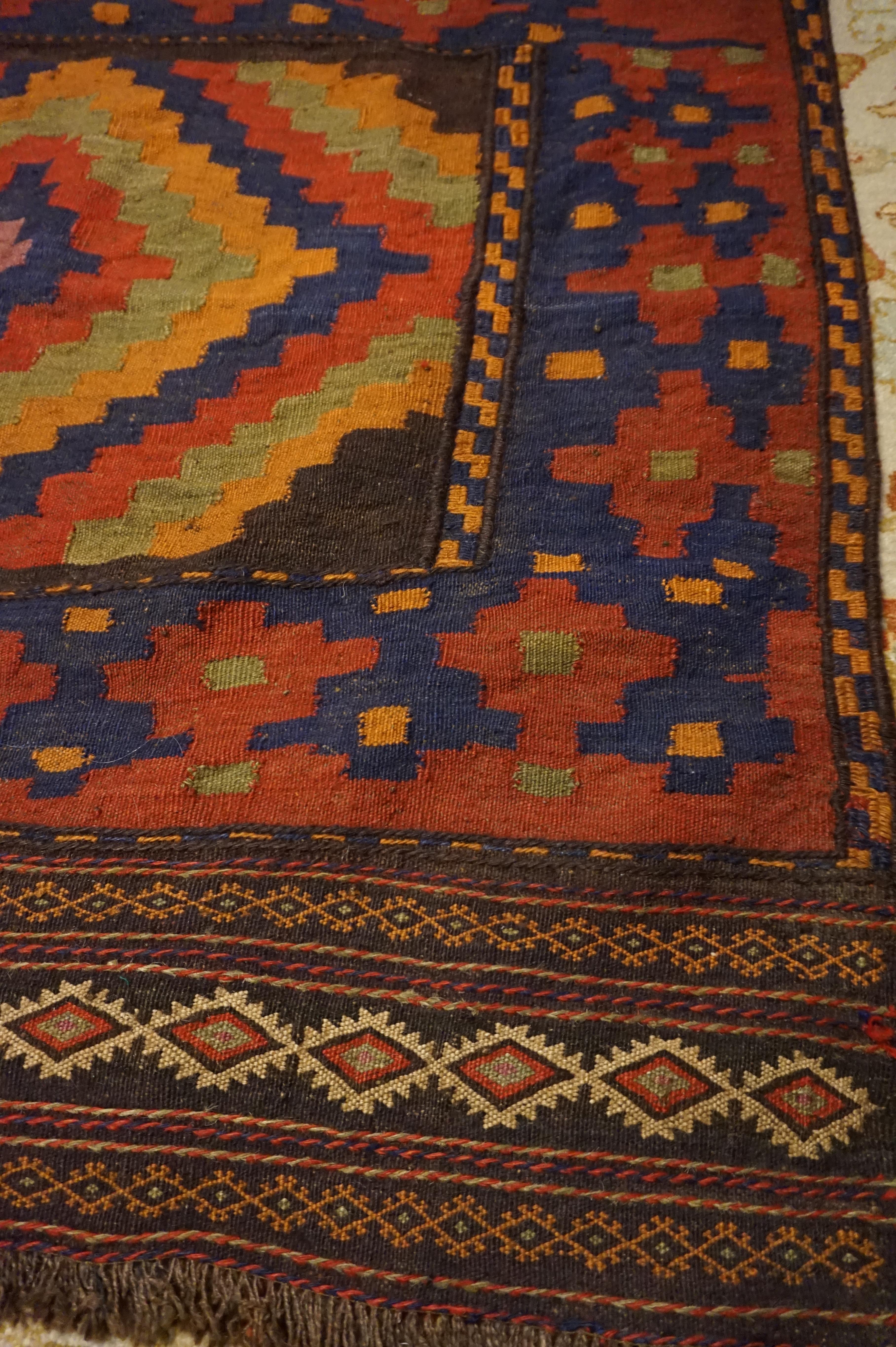 Semi-antiker quadratischer handgeknüpfter flachgewebter Kilim-Teppich (Afghanisch) im Angebot