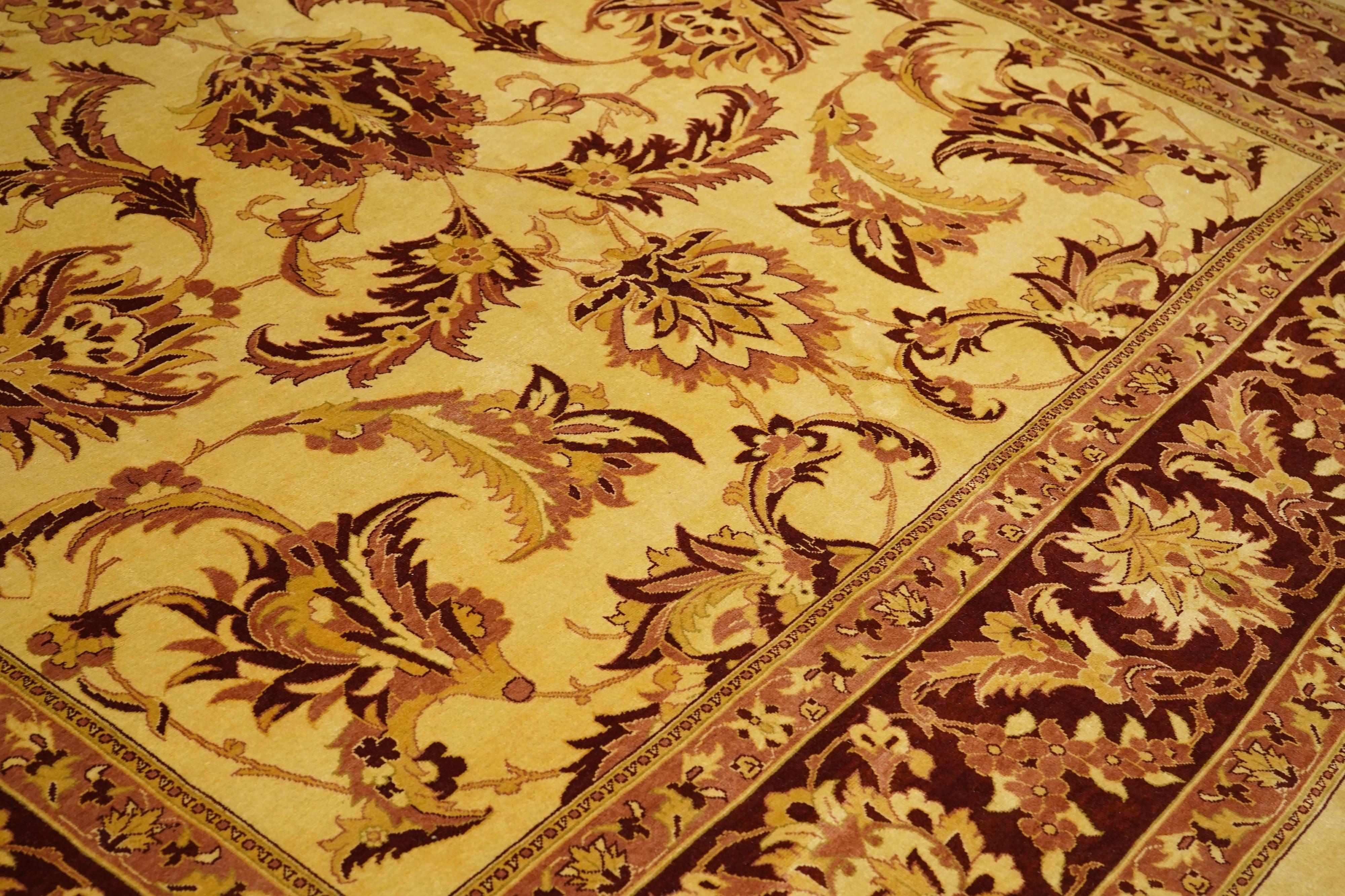 Tabriz Rug 9'11'' x 13'7'' In Excellent Condition For Sale In New York, NY