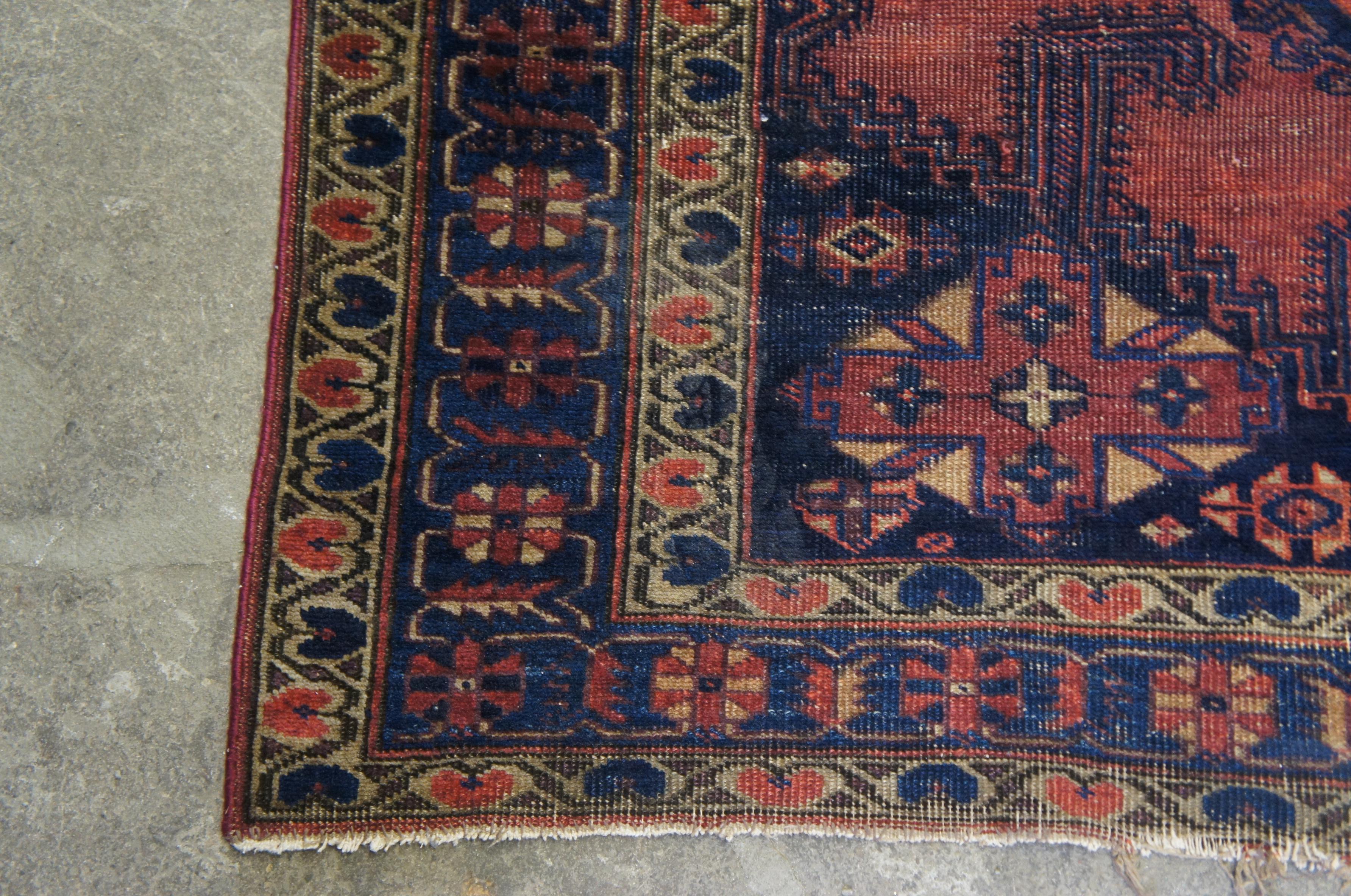 Semi antiker türkischer, geometrischer, handgeknüpfter Teppich aus Wolle, rot-blau, 5 x 6' im Zustand „Gut“ im Angebot in Dayton, OH