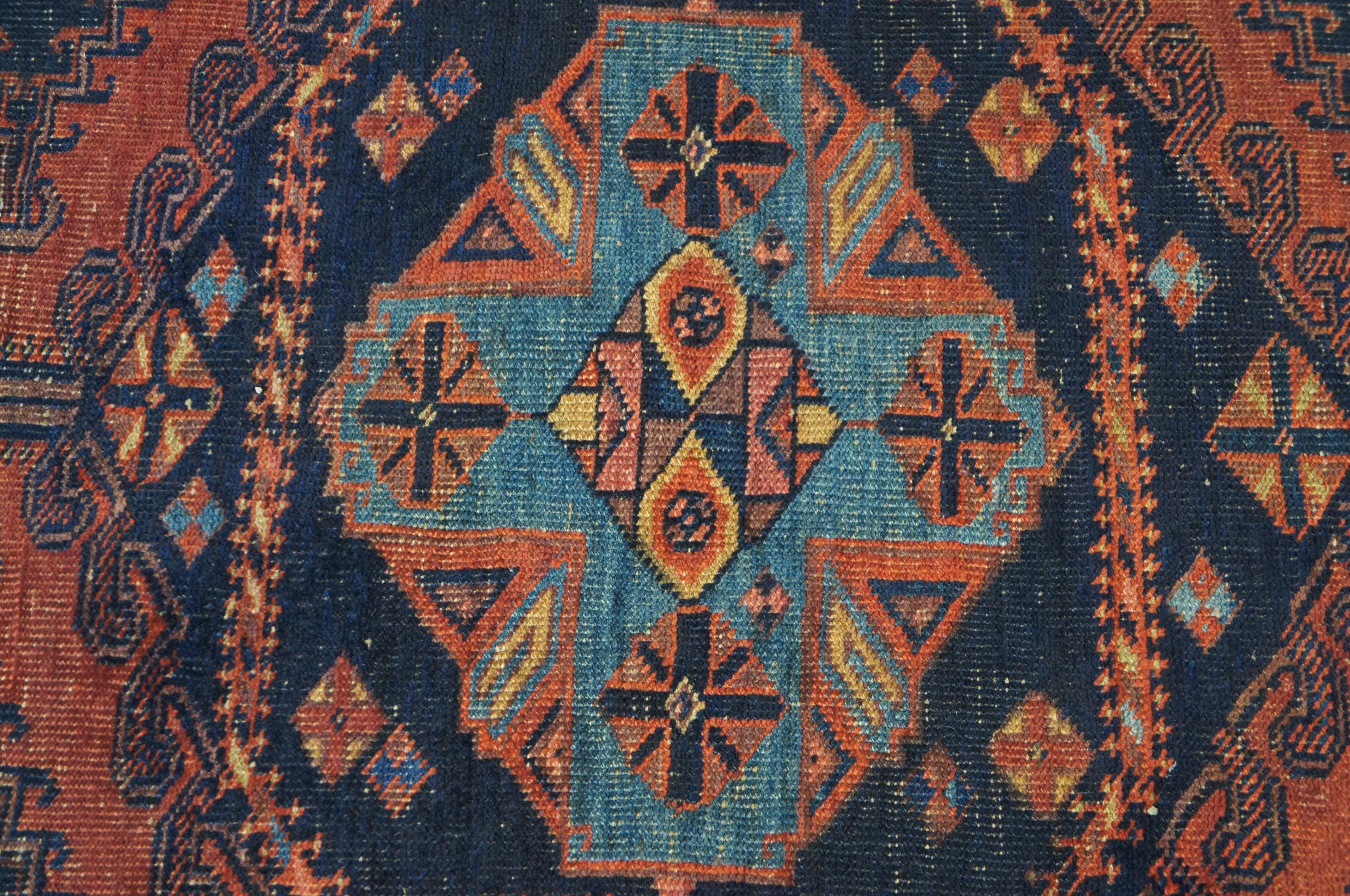 Semi antiker türkischer, geometrischer, handgeknüpfter Teppich aus Wolle, rot-blau, 5 x 6' (20. Jahrhundert) im Angebot
