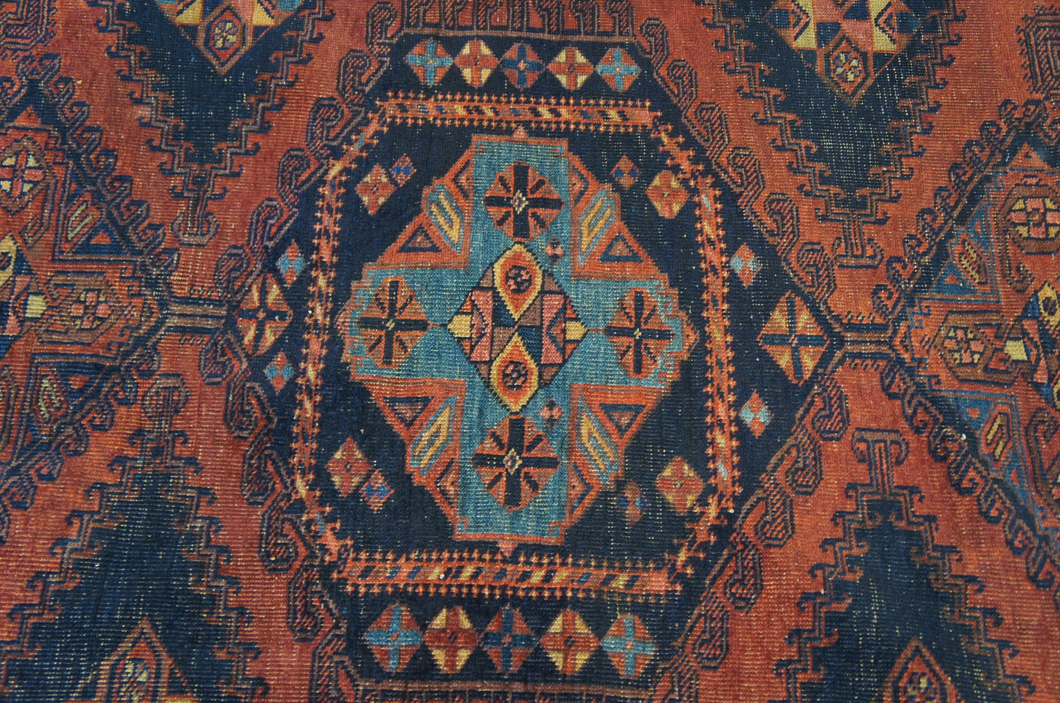 Semi antiker türkischer, geometrischer, handgeknüpfter Teppich aus Wolle, rot-blau, 5 x 6' im Angebot 1