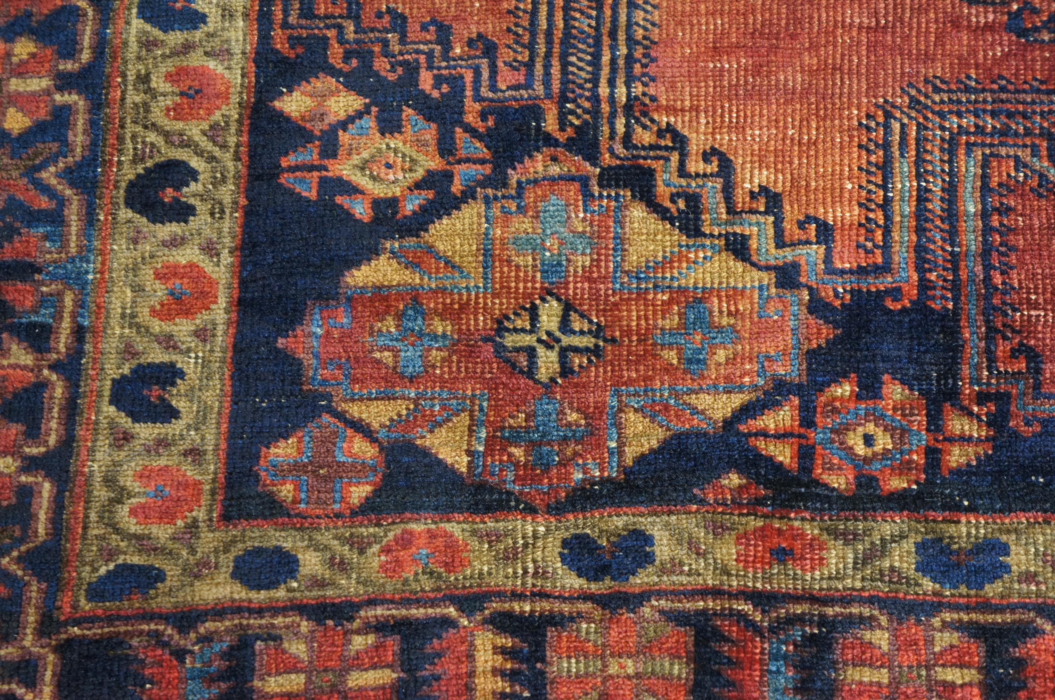 Semi antiker türkischer, geometrischer, handgeknüpfter Teppich aus Wolle, rot-blau, 5 x 6' im Angebot 2