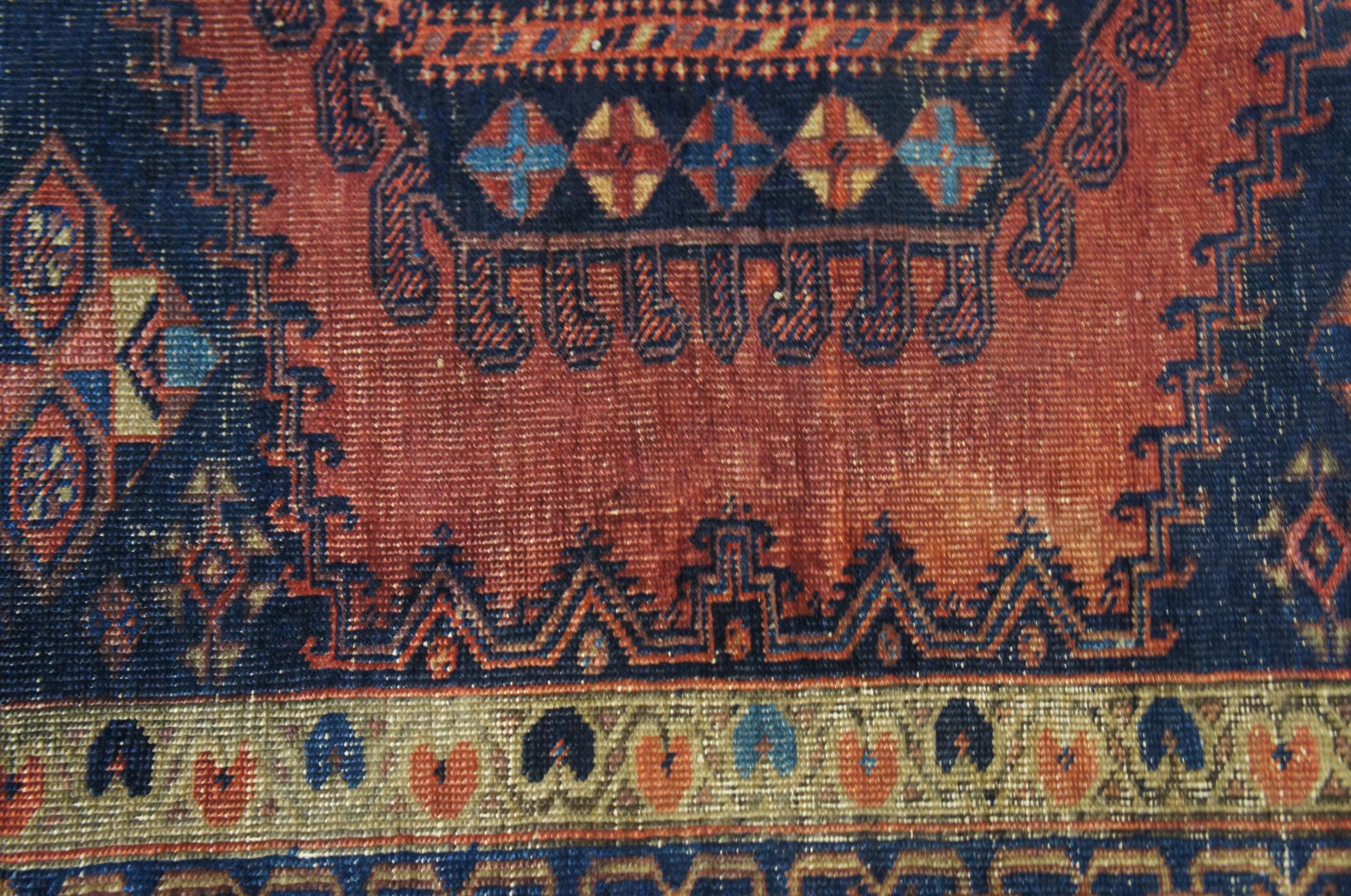 Semi antiker türkischer, geometrischer, handgeknüpfter Teppich aus Wolle, rot-blau, 5 x 6' im Angebot 4