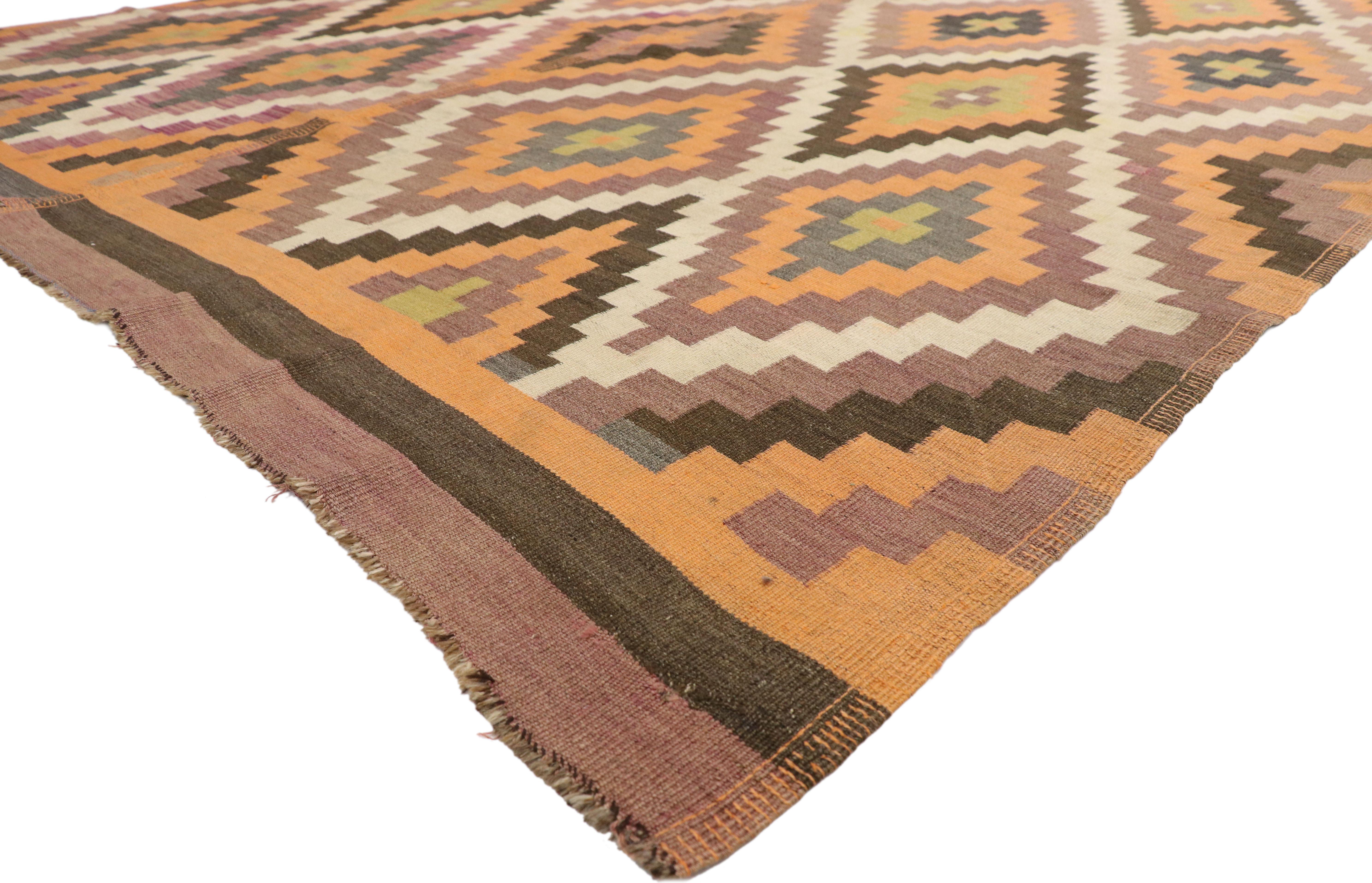 73394, Alfombra Kilim turca semiantigua de estilo bohemio del suroeste. Esta alfombra Kilim turca antigua de lana tejida a mano presenta un diseño geométrico de rombos escalonados. Adecuado para una amplia gama de estilos de interior: Navajo,