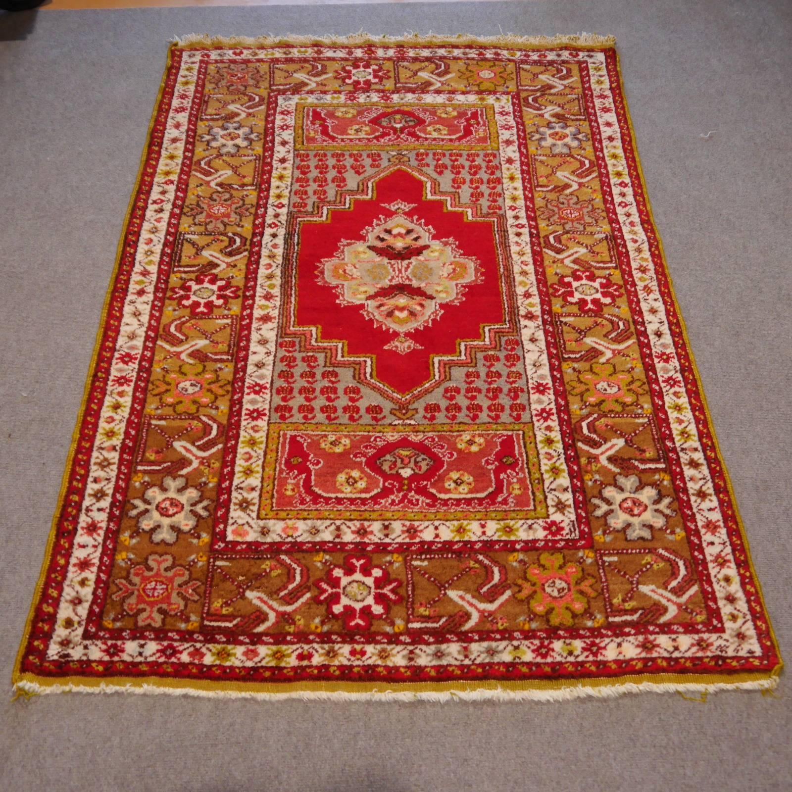 Semi-antiker türkischer Kirsehir-Teppich in Rot und Grün (Stammeskunst) im Angebot