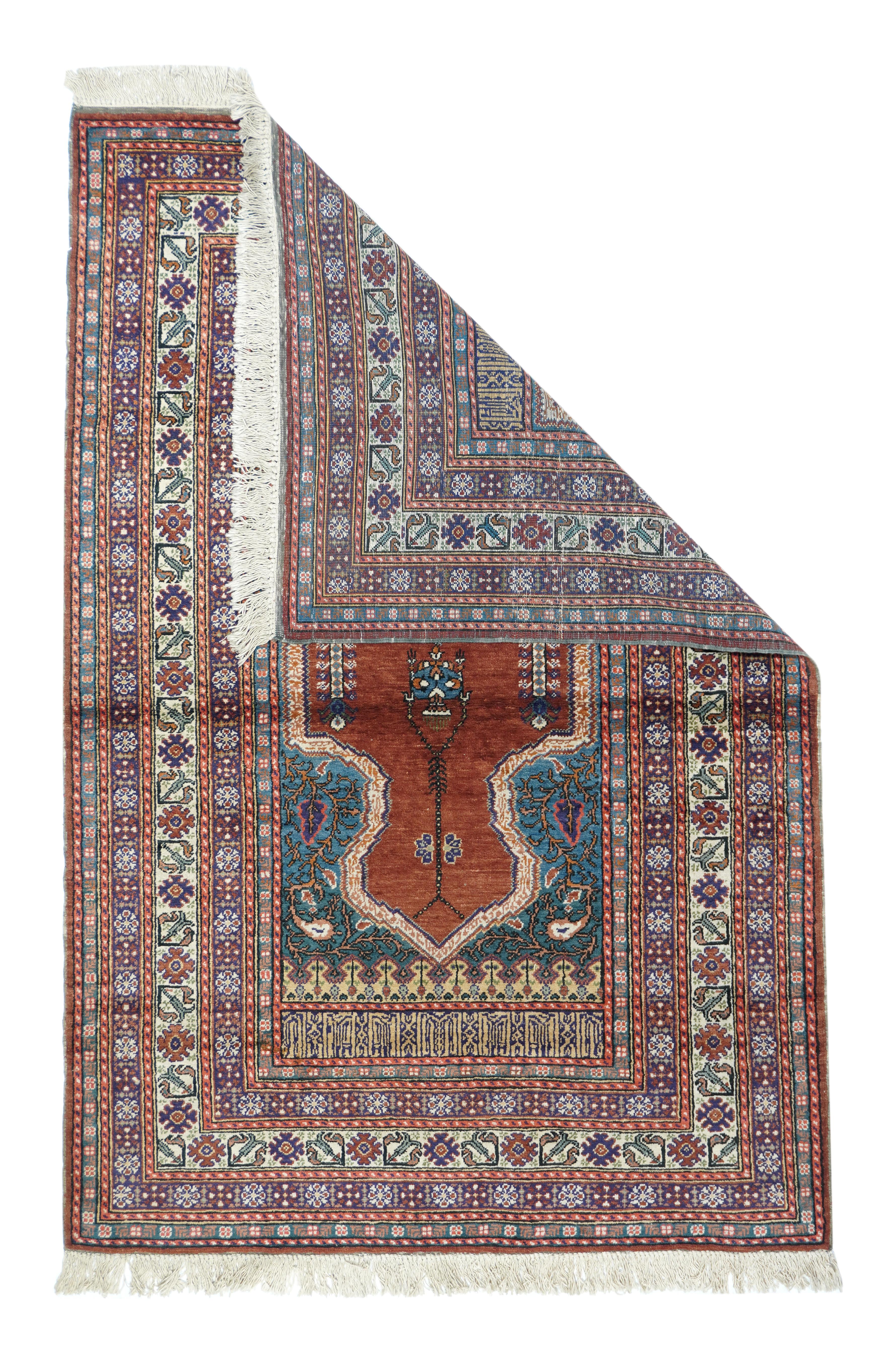 Cette pièce de ville turque moyennement finement tissée suit les conventions de conception des pièces de prière anatoliennes du XVIIIe siècle avec une niche rouge pointue et pincée avec une lampe suspendue et des colonnes latérales à bandes florales