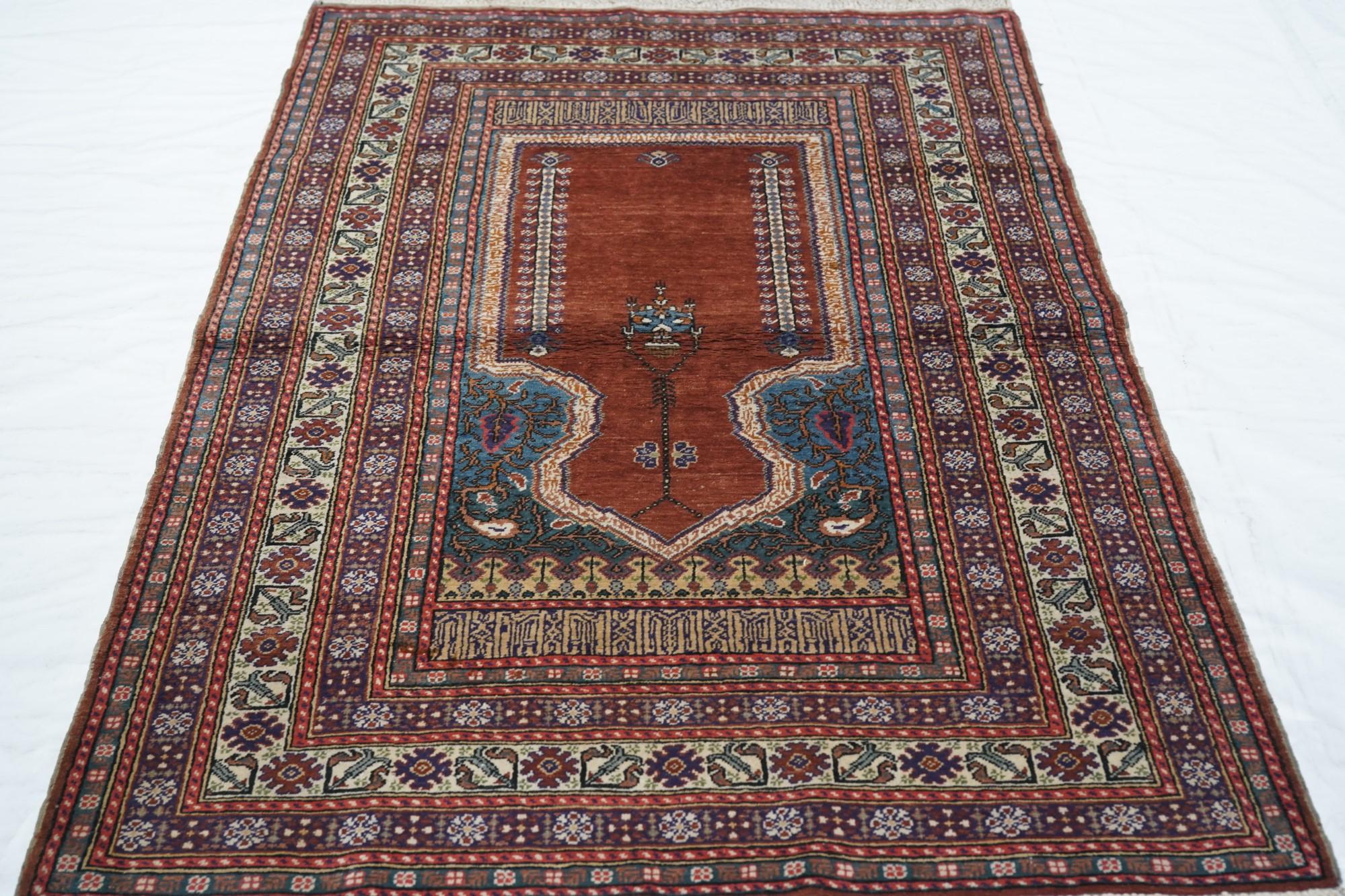 Tapis turc vintage 3'10'' x 5'9'' en vente 3