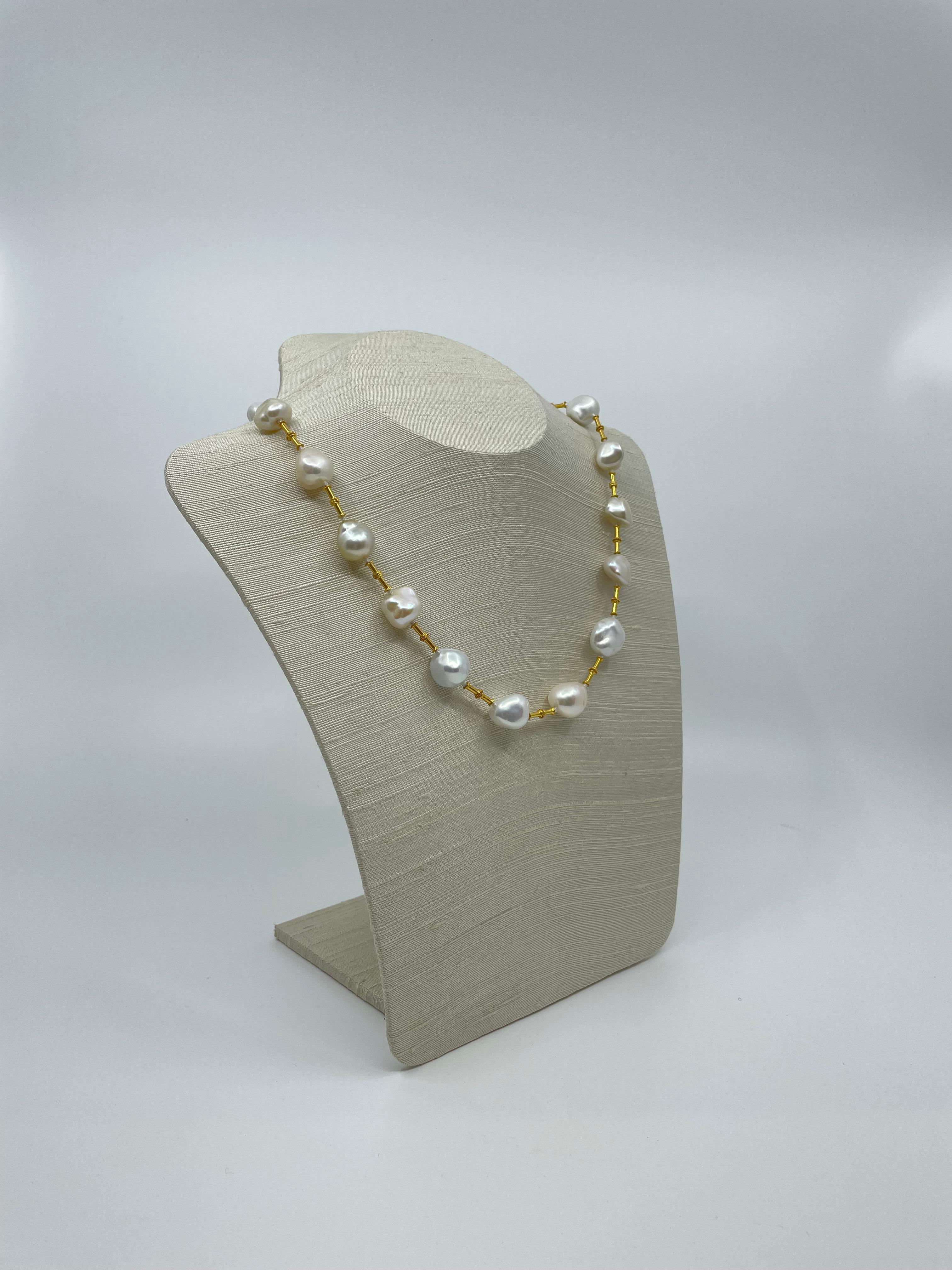 Halbbarocke Perlen & 18K Gold Halskette (Ungeschliffen) im Angebot