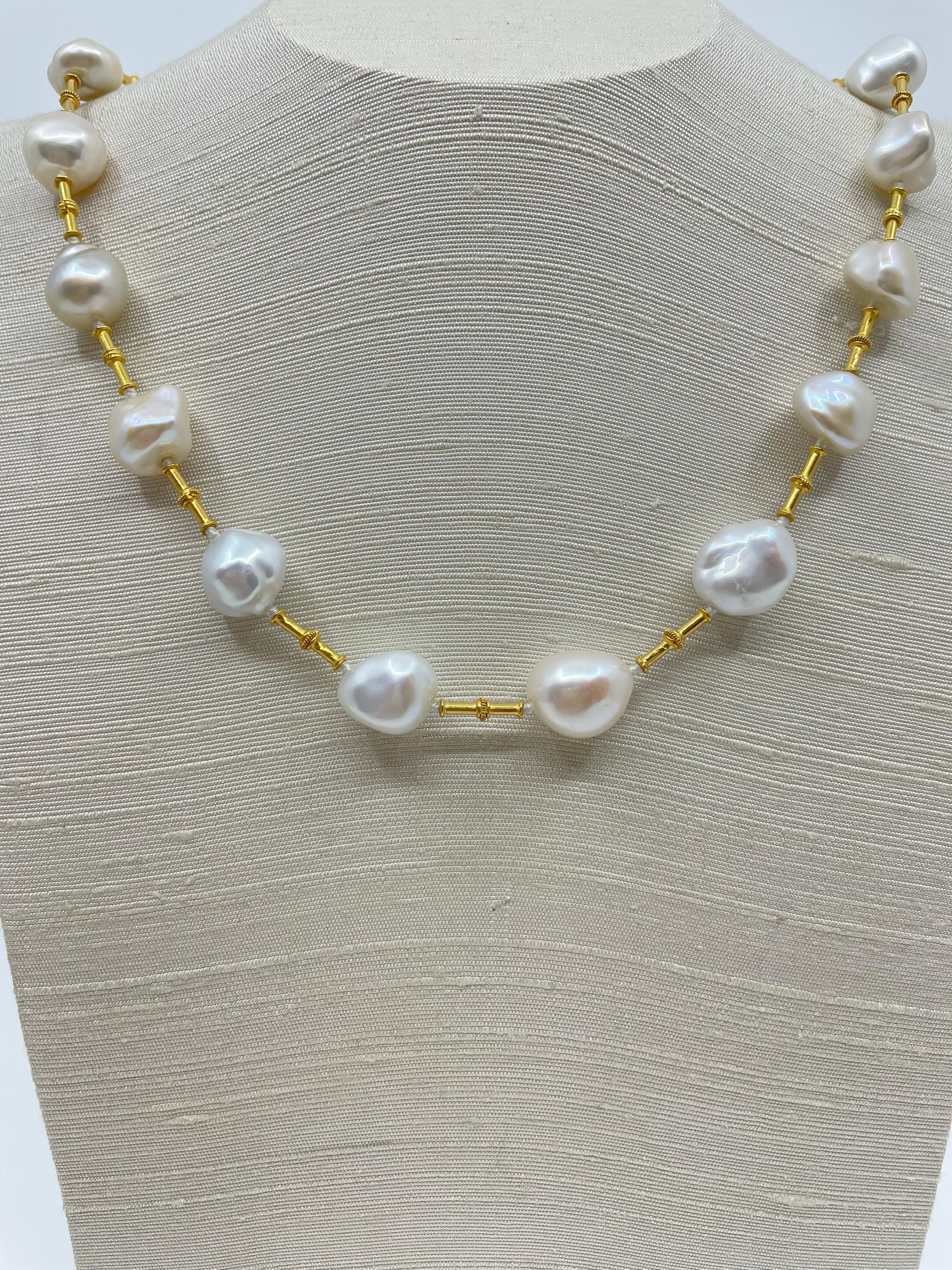 Halbbarocke Perlen & 18K Gold Halskette für Damen oder Herren im Angebot