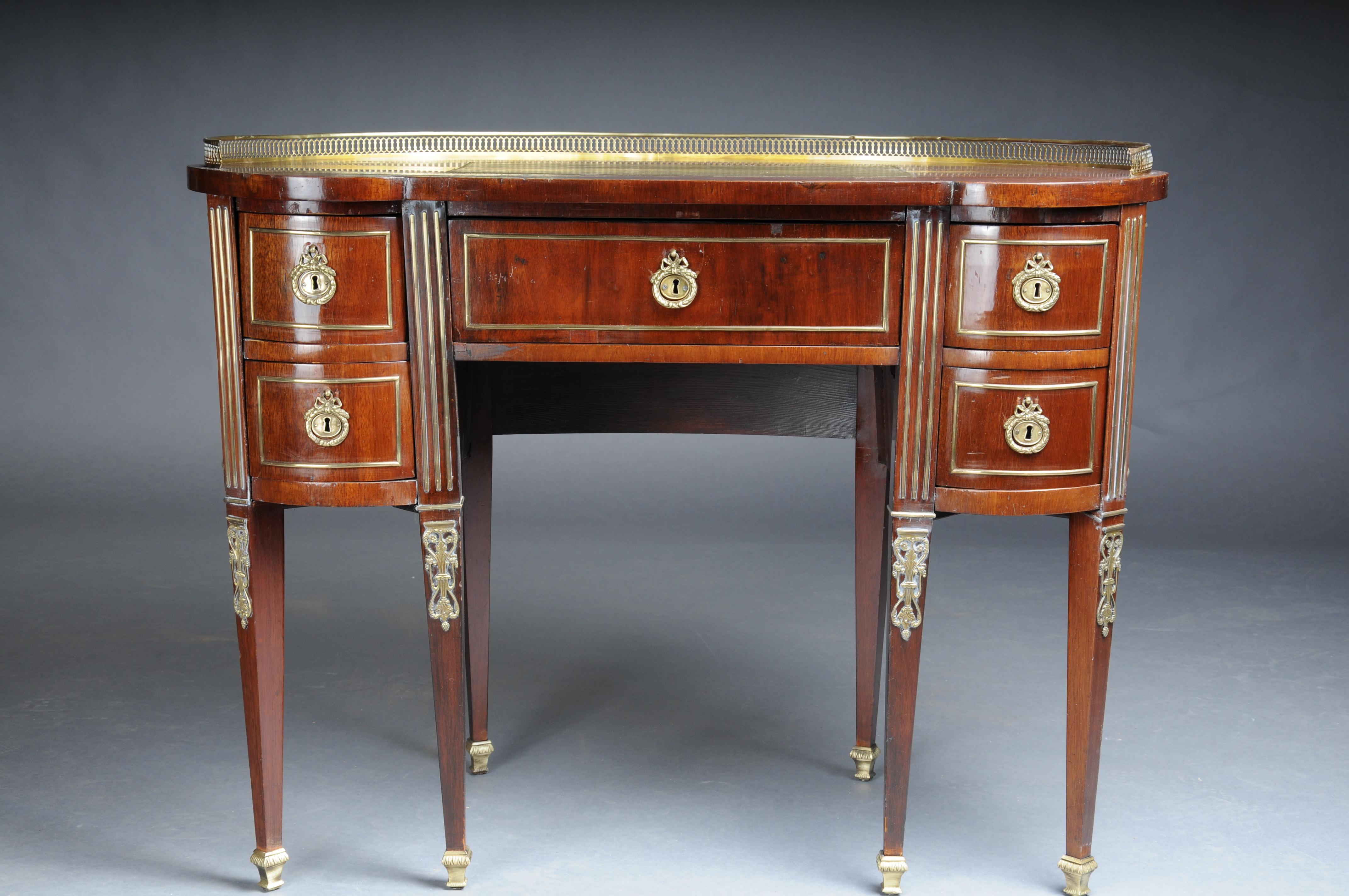 Delicate antique mahogany ladies' desk Louis XVI, Paris 1880

Semi-circular solid mahogany wood body. Extremely rare form. With 5 lockable drawers. Cover plate framed with brass gallery, partly with centered green genuine leather plate.

Rich gilded