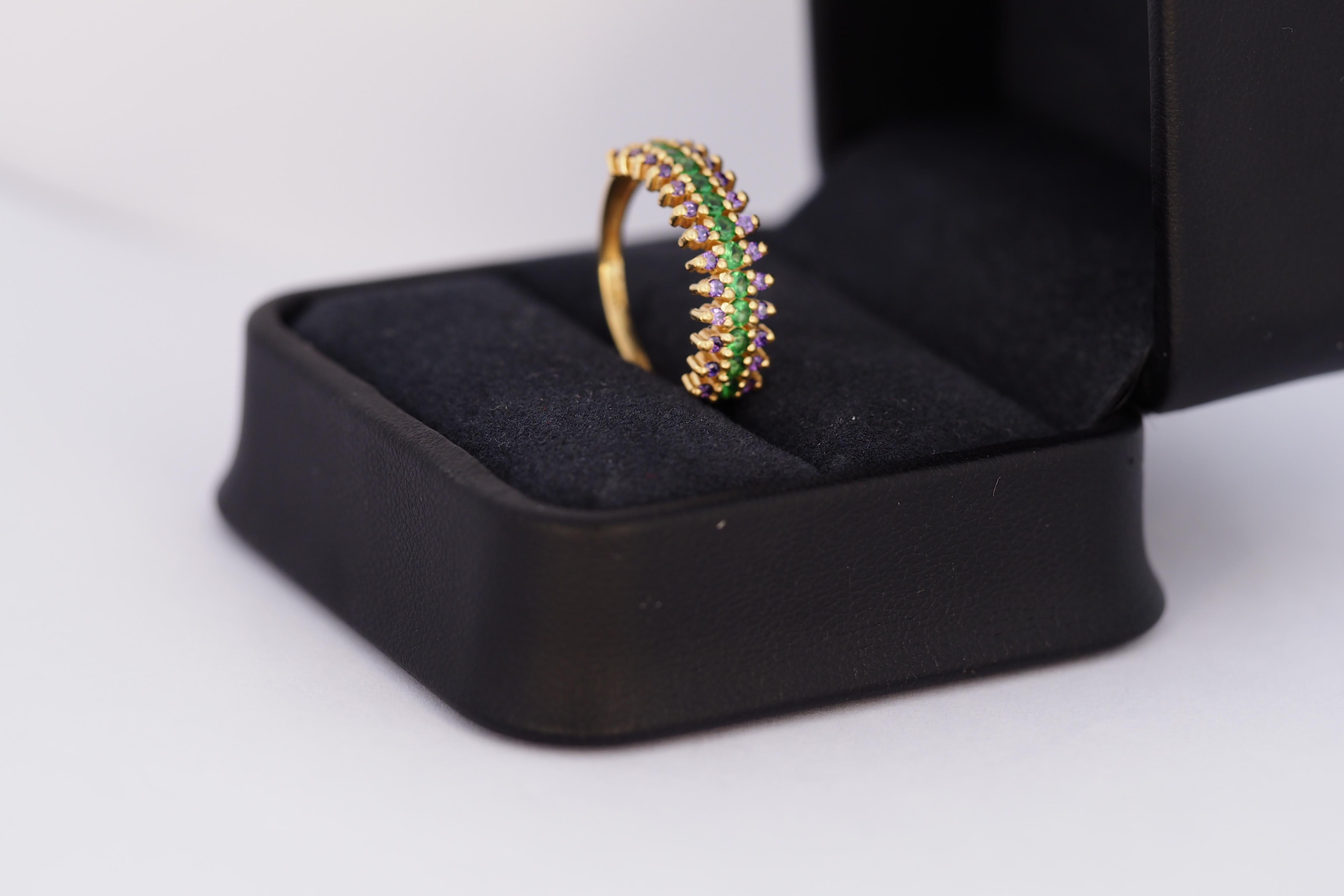 Modern Semi eternity purple and green gems 14k gold ring band For Sale