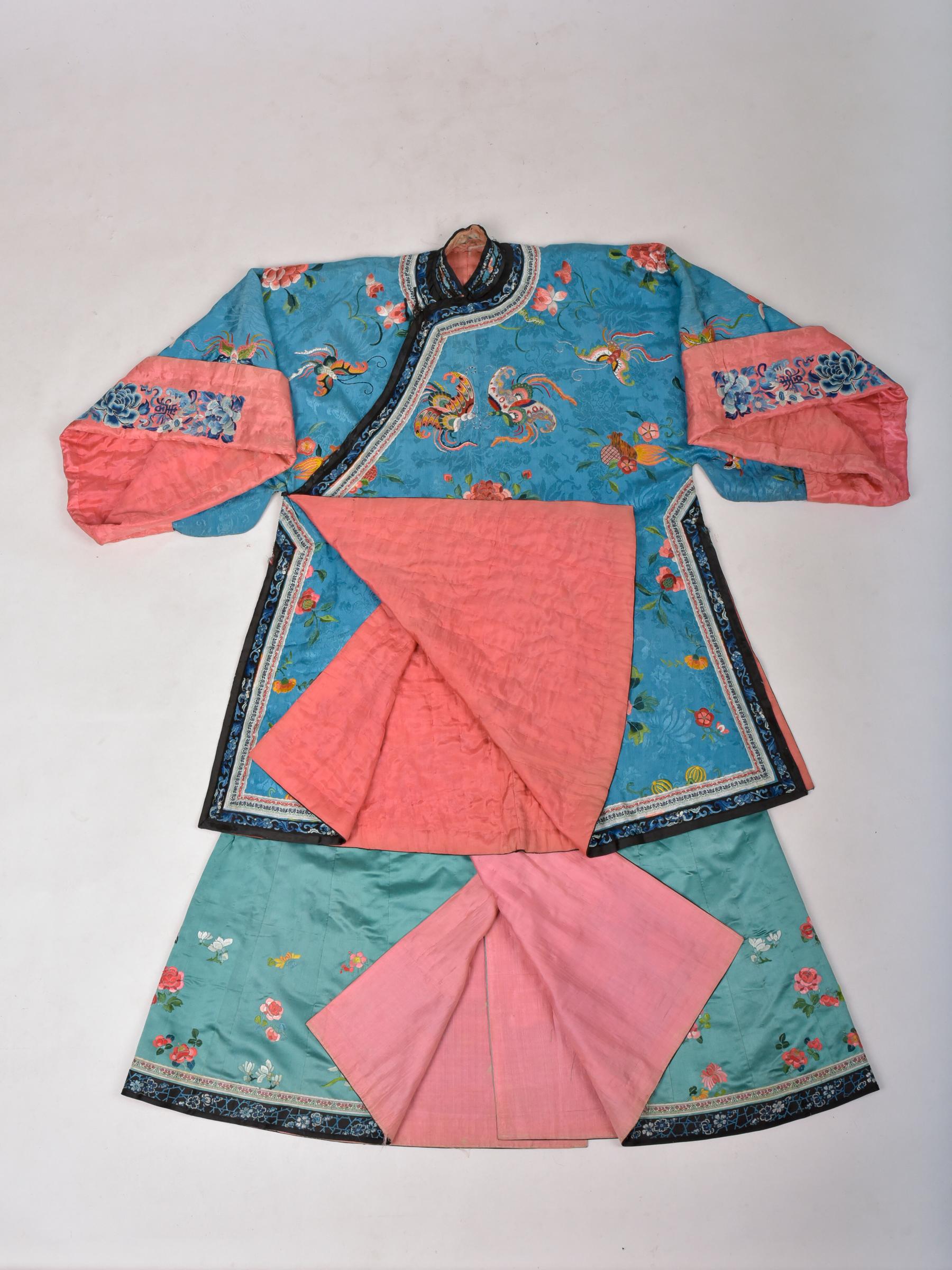 Semi Formal Silk Embroidered Manchu Woman's Skirt and Dress Qing period C.1900 In Good Condition In Toulon, FR