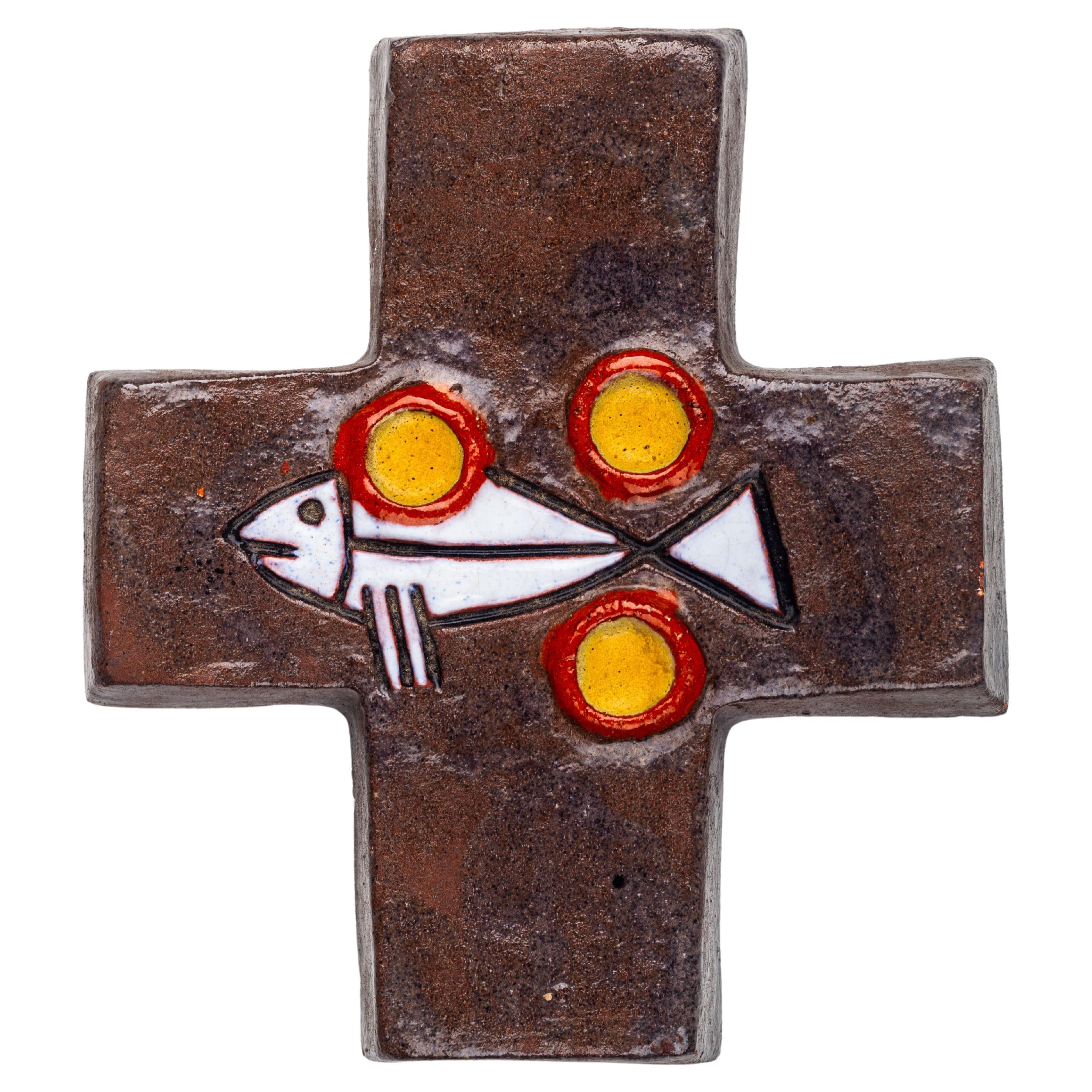 Halbglänzendes Kreuz aus brauner und schwarzer Keramik mit Fisch und kreisförmigen Verzierungen 