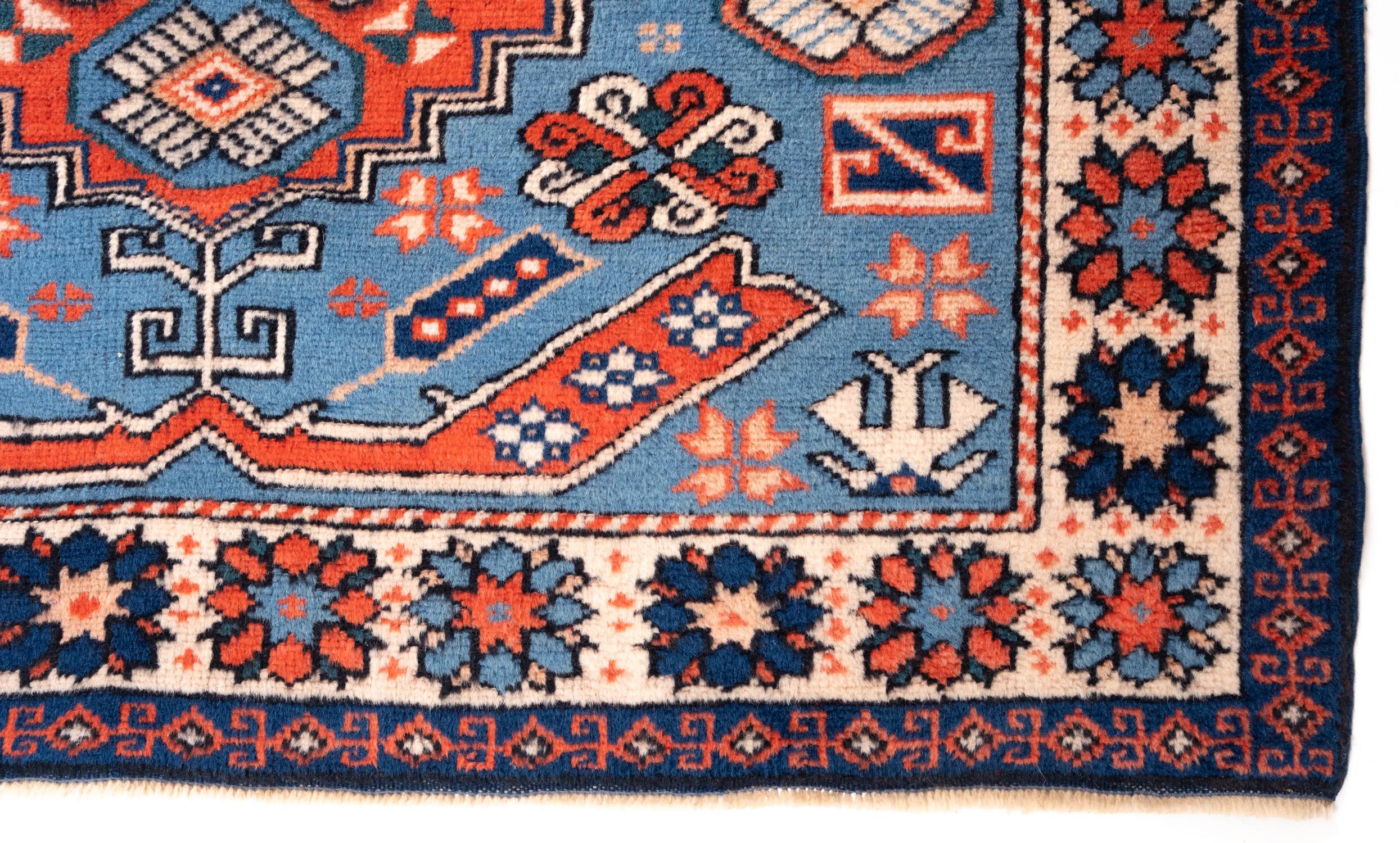 Il s'agit d'un tapis semi-vieux d'Anatolie centrale de la région de Konya, dont la composition des couleurs est rare et magnifique.

Ce tapis de collection présente de magnifiques couleurs et textures typiques de l'Anatolie centrale. Il est en bon