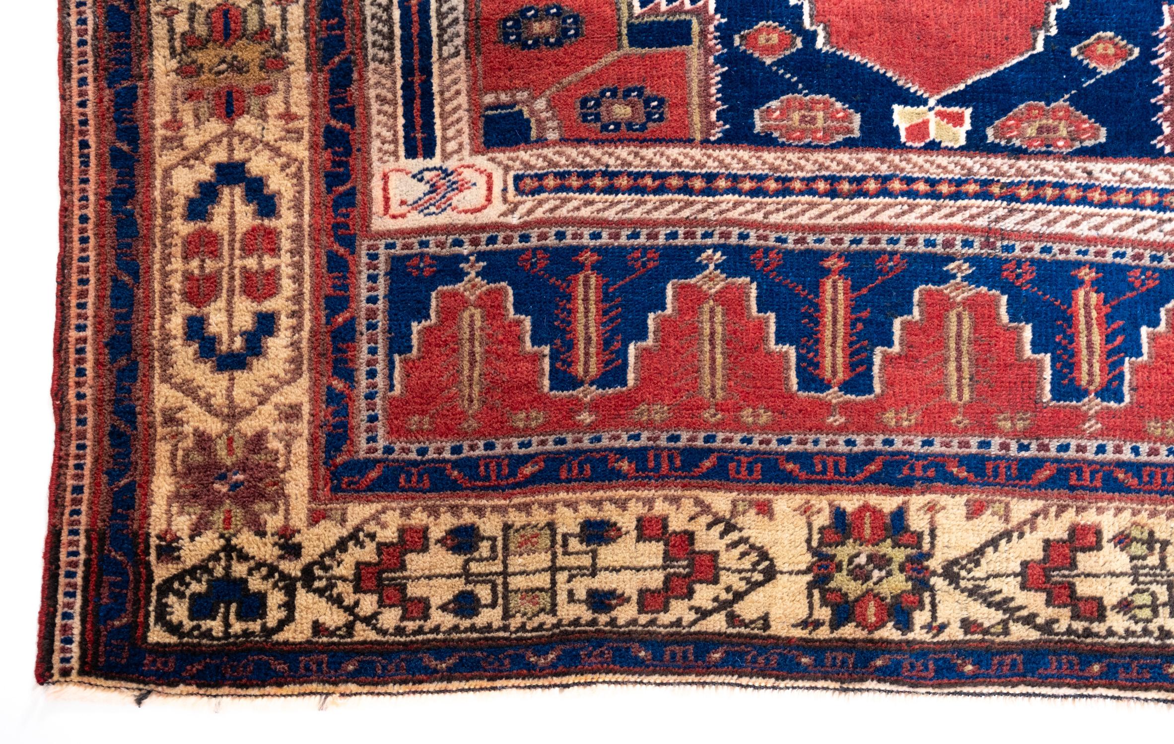 Se trata de una alfombra semi-antigua de Anatolia Central, procedente de la región de Konya, con una rara y bella composición de colores.

Esta alfombra, muy coleccionable, presenta maravillosos colores especiales y texturas típicas de Anatolia