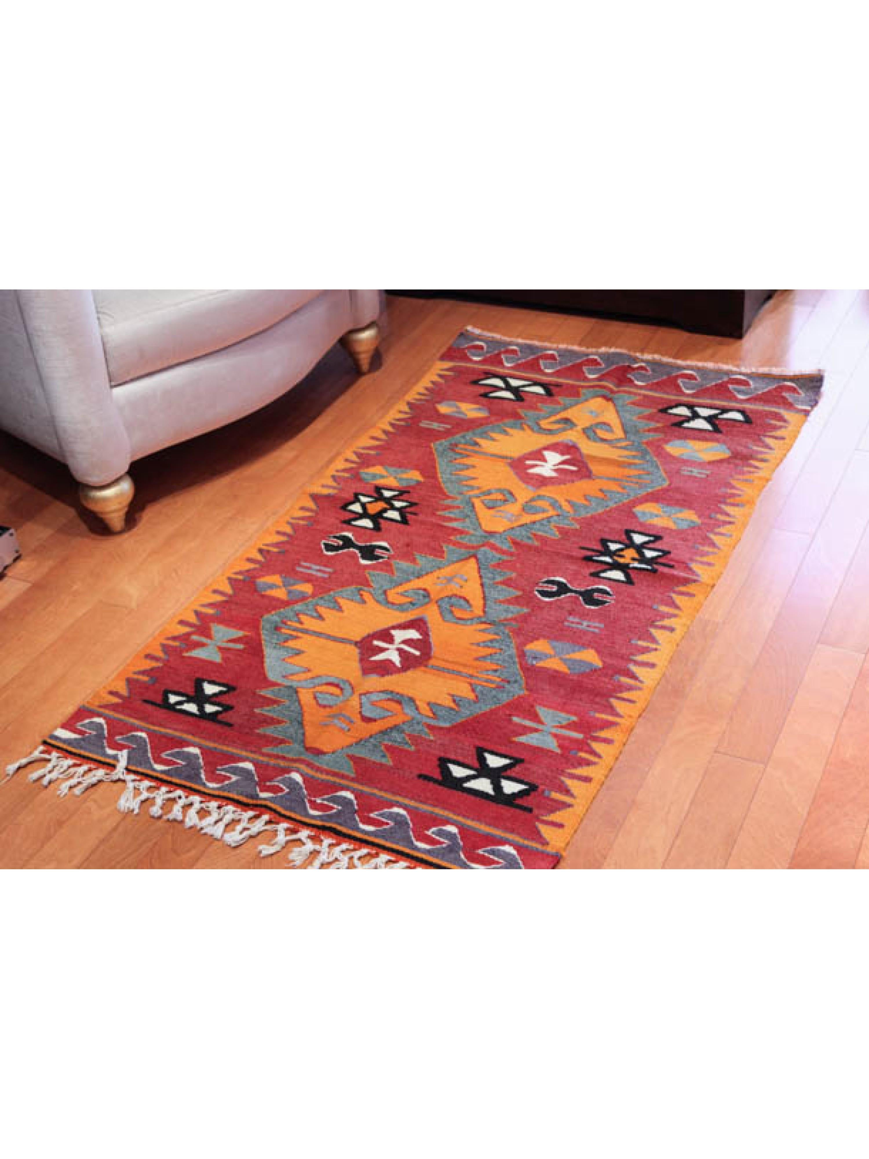Se trata de un kilim tejido a mano de época / semi-antiguo de Anatolia del Sur, procedente de la ciudad de Mut, en la provincia de Mersin, situada en la región mediterránea de Anatolia, Turquía. Estos kilims son famosos por sus intrincados diseños,
