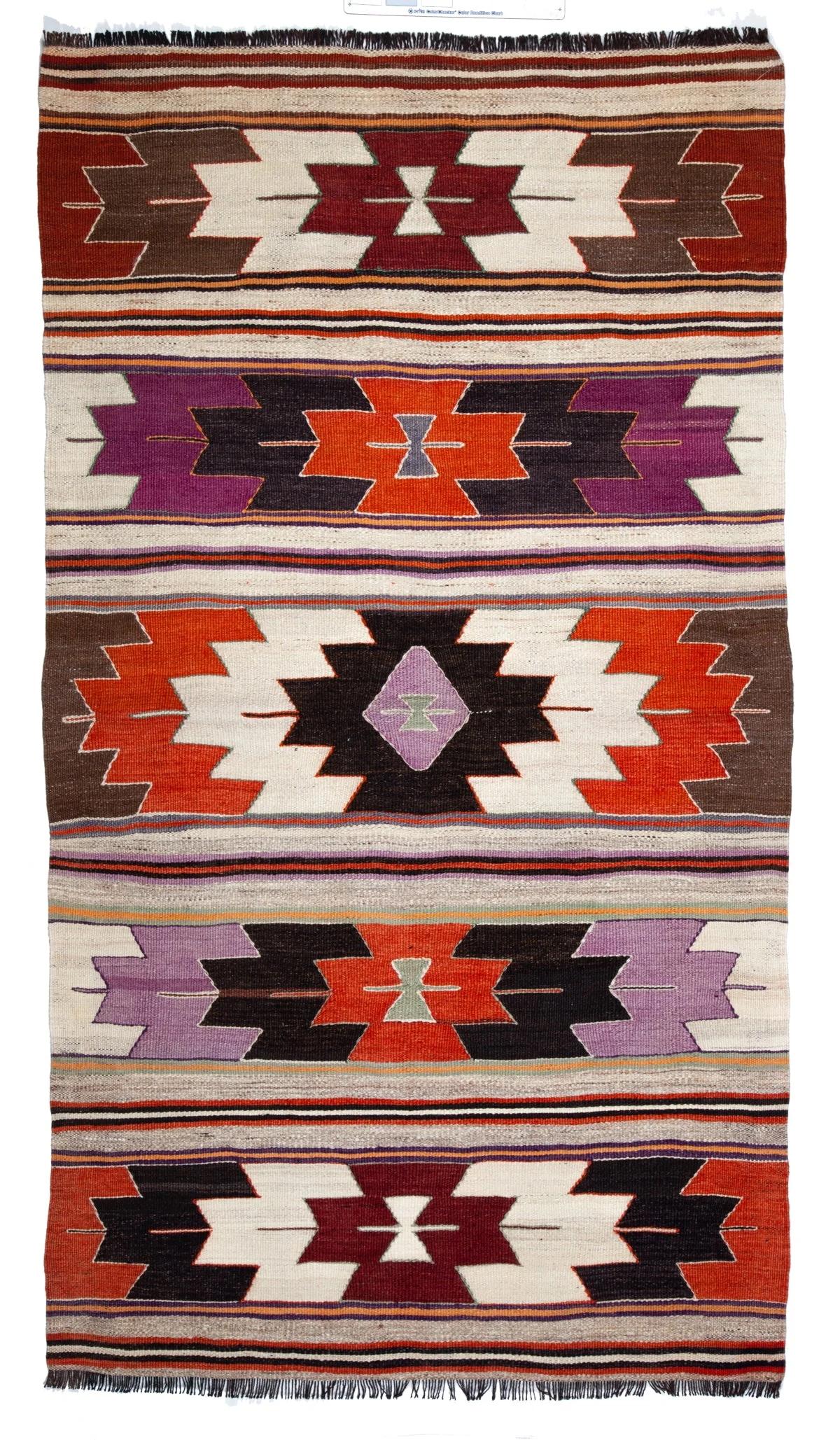 Se trata de un kilim tejido a mano de época / semi-antiguo de Anatolia del Sur, procedente de la ciudad de Mut, en la provincia de Mersin, situada en la región mediterránea de Anatolia, Turquía. Estos kilims son famosos por sus intrincados diseños