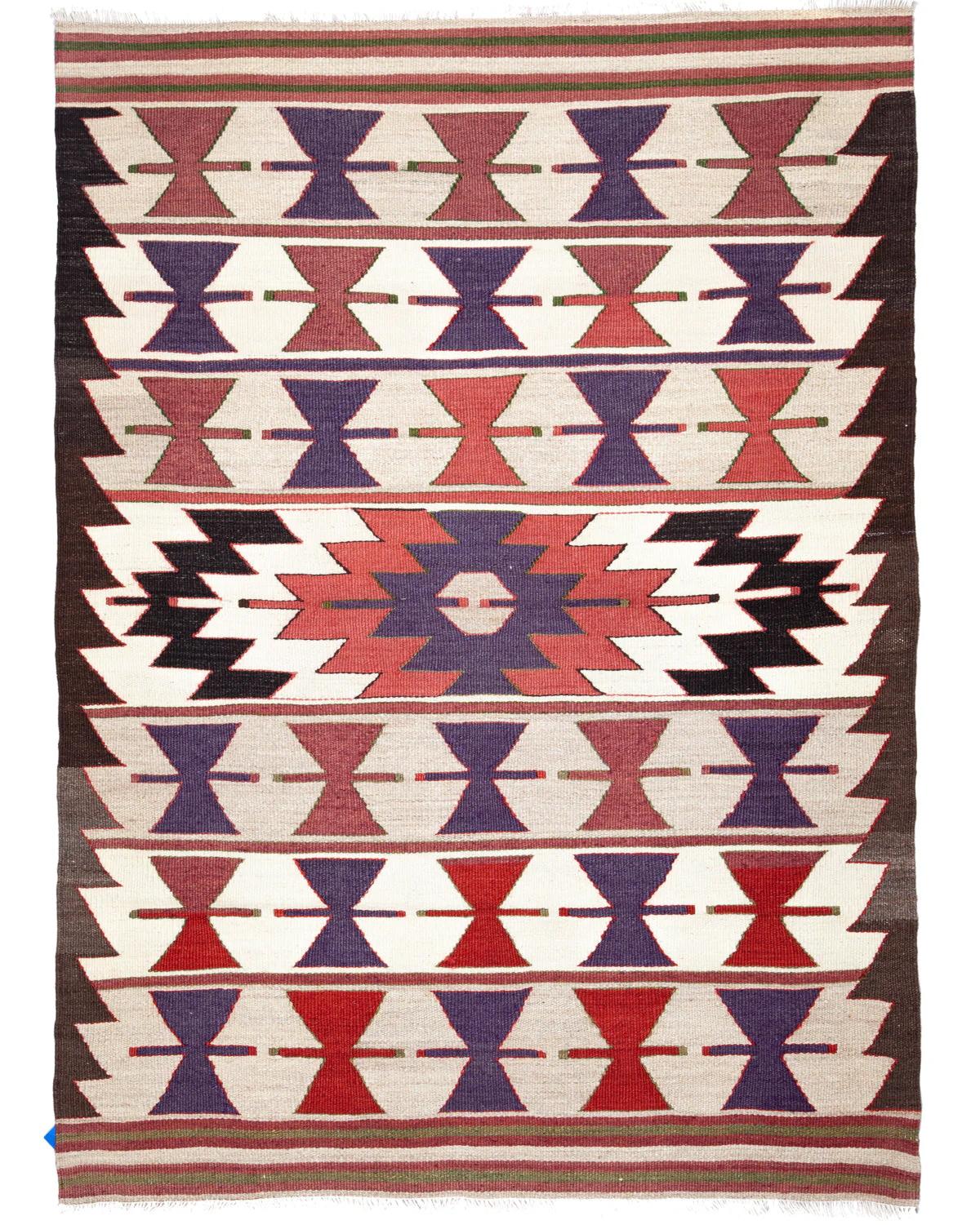 Se trata de un kilim tejido a mano de época / semi-antiguo de Anatolia del Sur, procedente de la ciudad de Mut, en la provincia de Mersin, situada en la región mediterránea de Anatolia, Turquía. Estos kilims son famosos por sus intrincados diseños