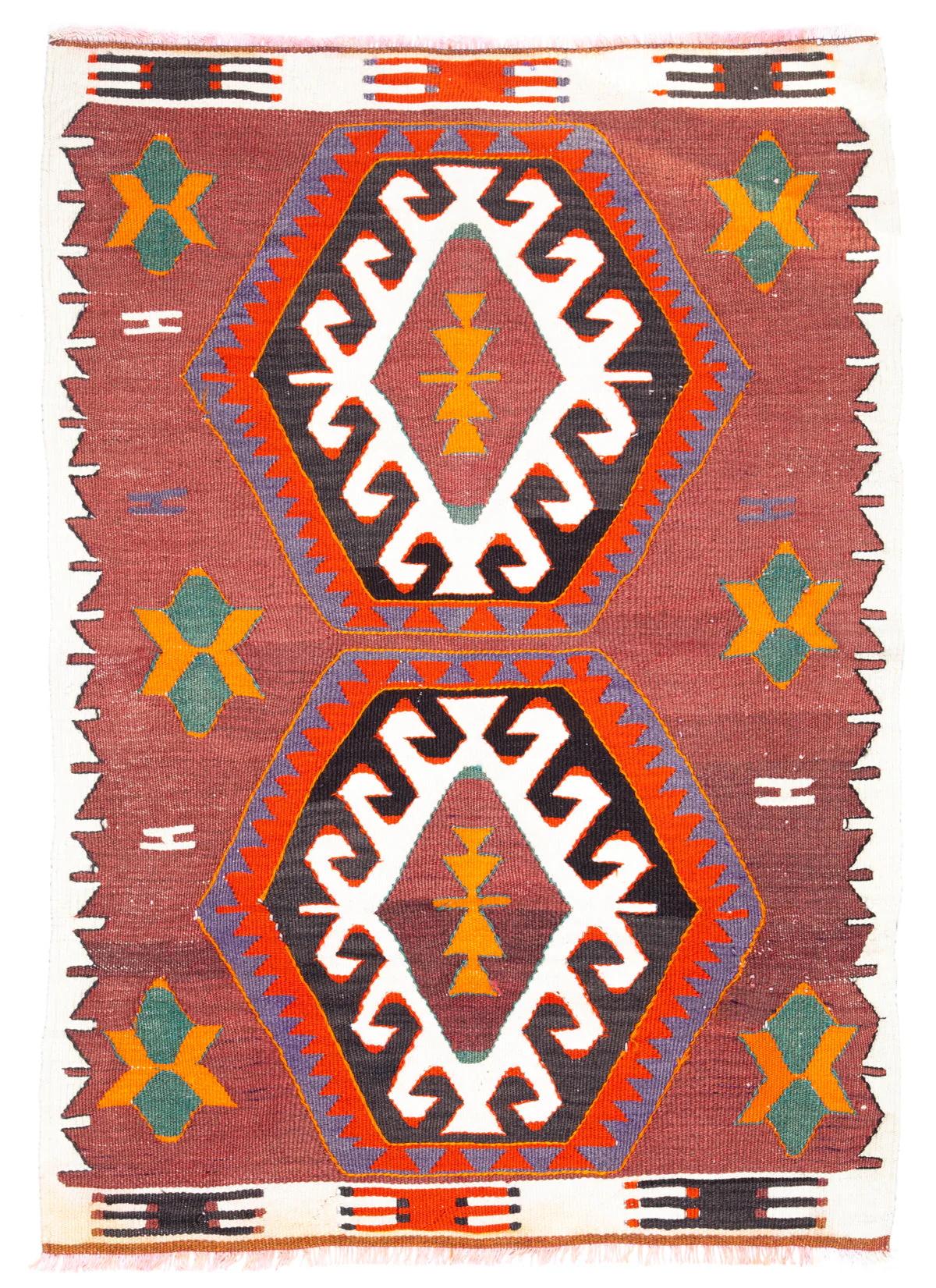 Se trata de un kilim tejido a mano de época / semi-antiguo de Anatolia del Sur, procedente de la ciudad de Mut, en la provincia de Mersin, situada en la región mediterránea de Anatolia, Turquía. Estos kilims son famosos por sus intrincados diseños