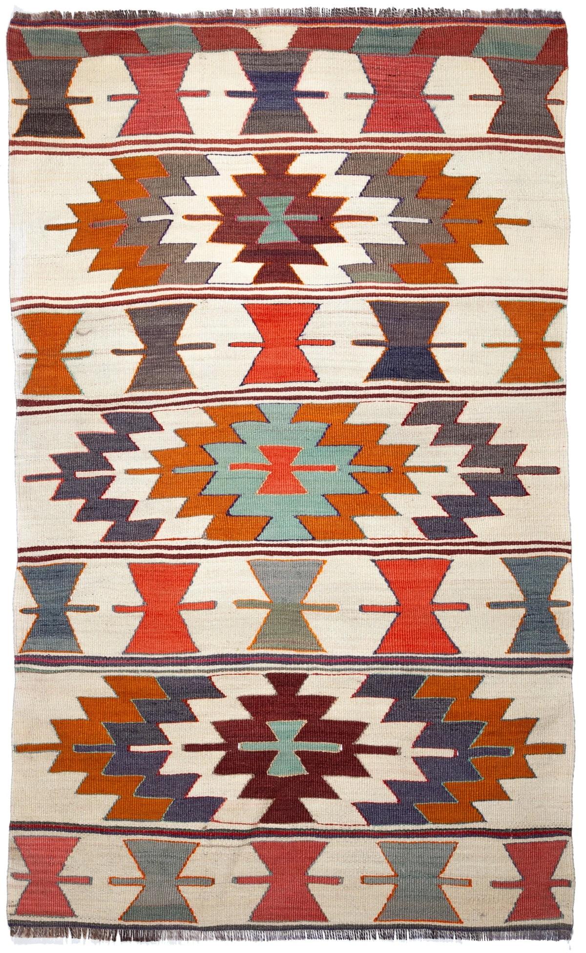 Se trata de un kilim tejido a mano de época / semi-antiguo de Anatolia del Sur, procedente de la ciudad de Mut, en la provincia de Mersin, situada en la región mediterránea de Anatolia, Turquía. Estos kilims son famosos por sus intrincados diseños