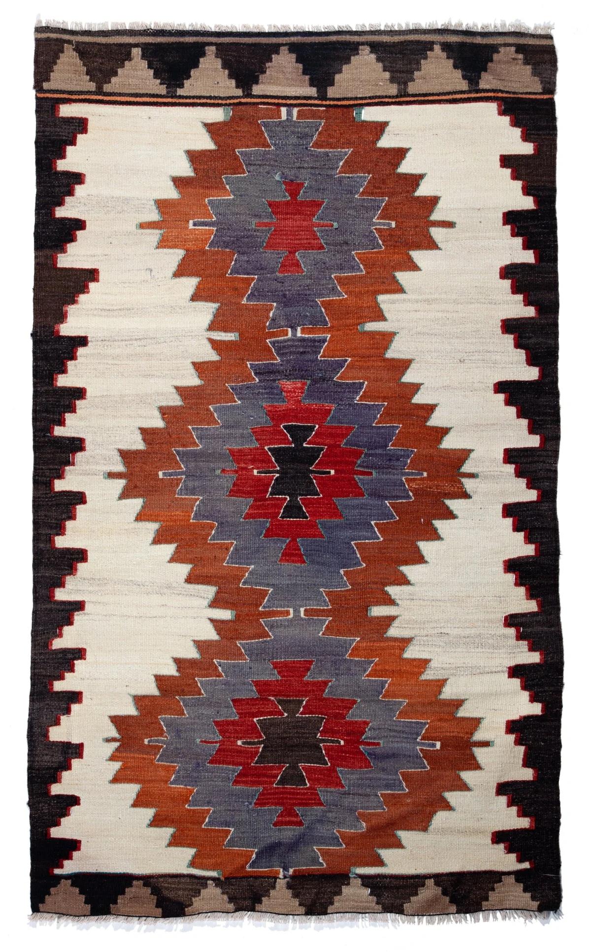 Si tratta di un kilim anatolico del sud, vintage o semi-antico, tessuto a mano e proveniente dalla città di Mut, nella provincia di Mersin, situata nella regione mediterranea dell'Anatolia, in Turchia. Questi kilim sono famosi per i loro intricati