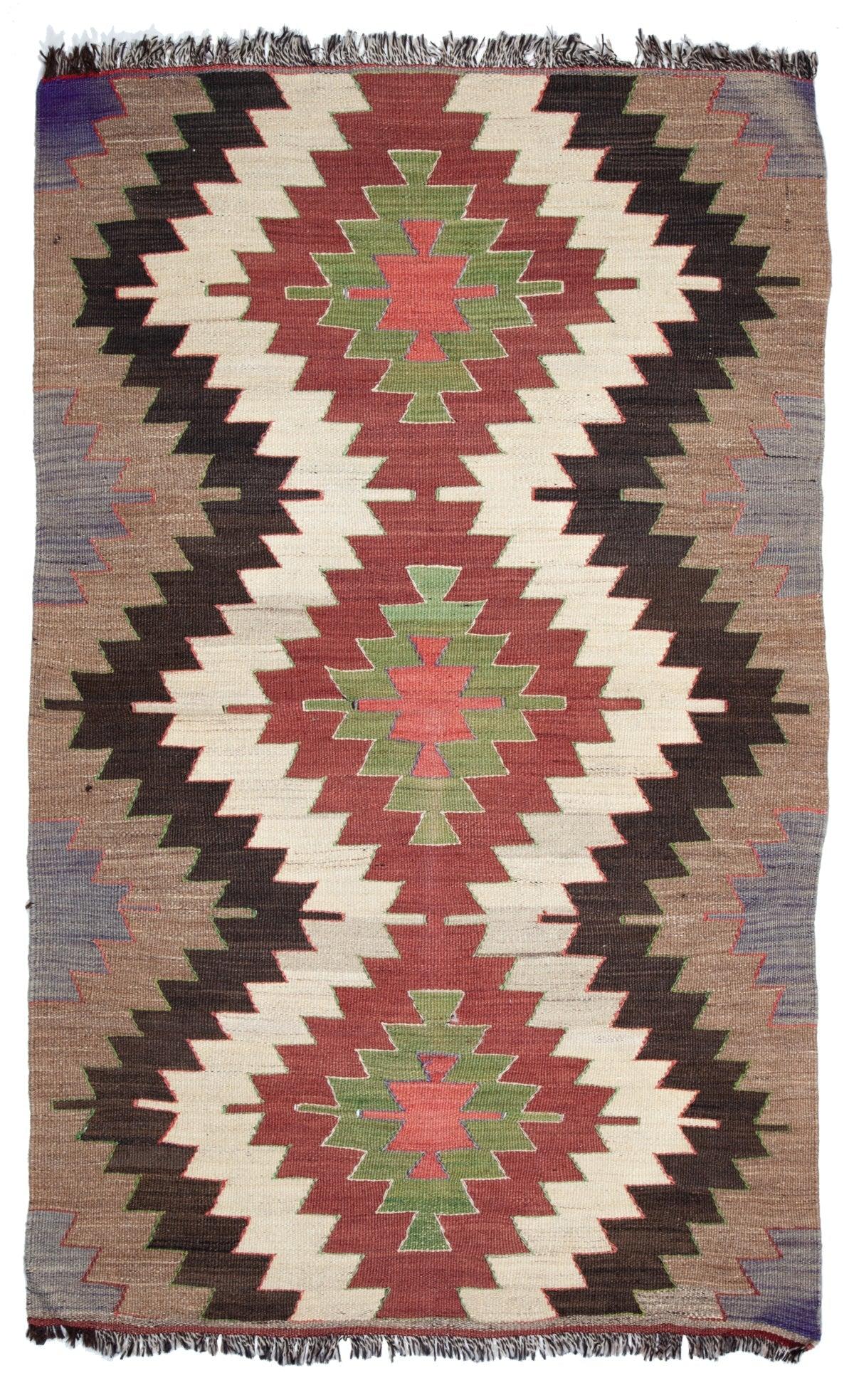 Se trata de un kilim tejido a mano de época / semi-antiguo de Anatolia del Sur, procedente de la ciudad de Mut, en la provincia de Mersin, situada en la región mediterránea de Anatolia, Turquía. Estos kilims son famosos por sus intrincados diseños