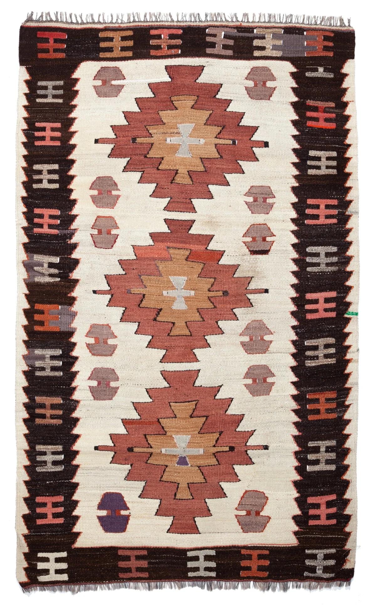 Se trata de un kilim tejido a mano de época / semi-antiguo de Anatolia del Sur, procedente de la ciudad de Mut, en la provincia de Mersin, situada en la región mediterránea de Anatolia, Turquía. Estos kilims son famosos por sus intrincados diseños