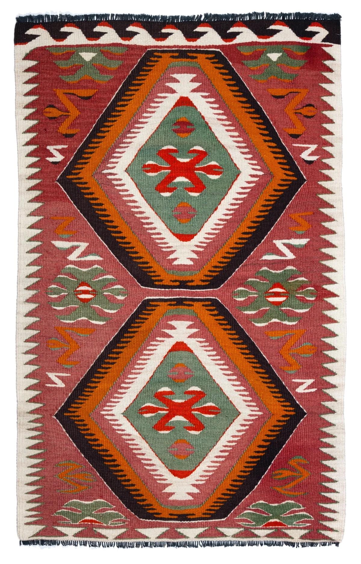 Se trata de un kilim tejido a mano de época / semi-antiguo de Anatolia del Sur, procedente de la ciudad de Mut, en la provincia de Mersin, situada en la región mediterránea de Anatolia, Turquía. Estos kilims son famosos por sus intrincados diseños