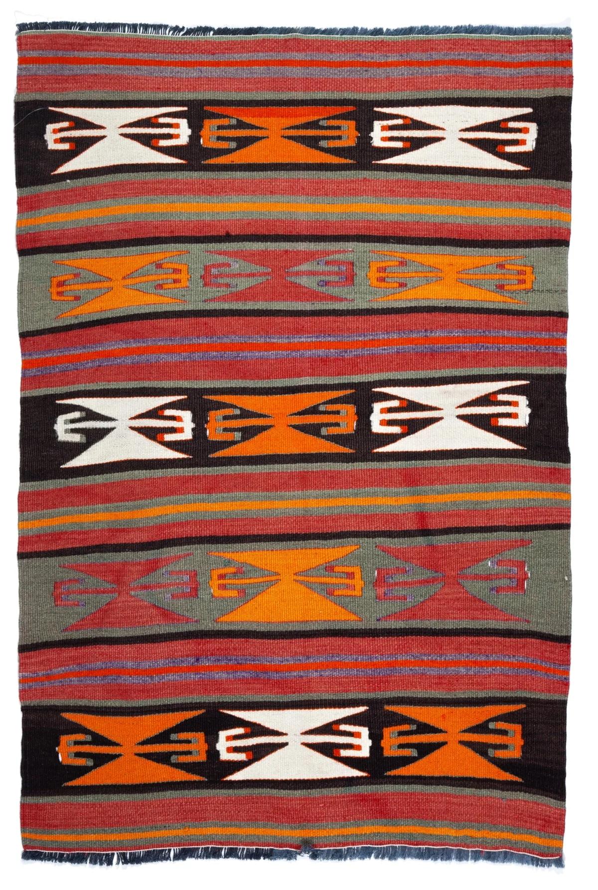 Se trata de un kilim tejido a mano de época / semi-antiguo de Anatolia del Sur, procedente de la ciudad de Mut, en la provincia de Mersin, situada en la región mediterránea de Anatolia, Turquía. Estos kilims son famosos por sus intrincados diseños