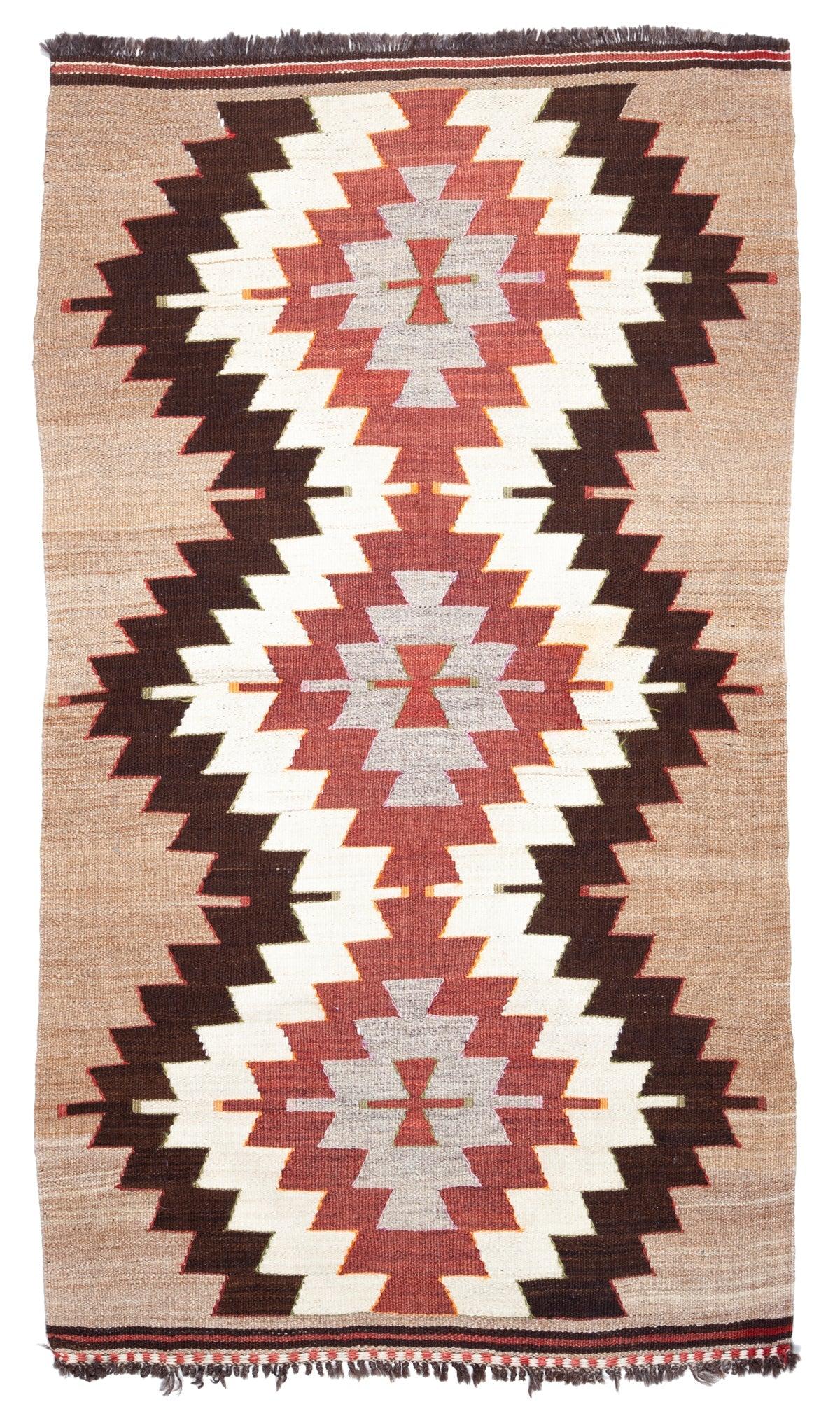 Se trata de un kilim tejido a mano de época / semi-antiguo de Anatolia del Sur, procedente de la ciudad de Mut, en la provincia de Mersin, situada en la región mediterránea de Anatolia, Turquía. Estos kilims son famosos por sus intrincados diseños