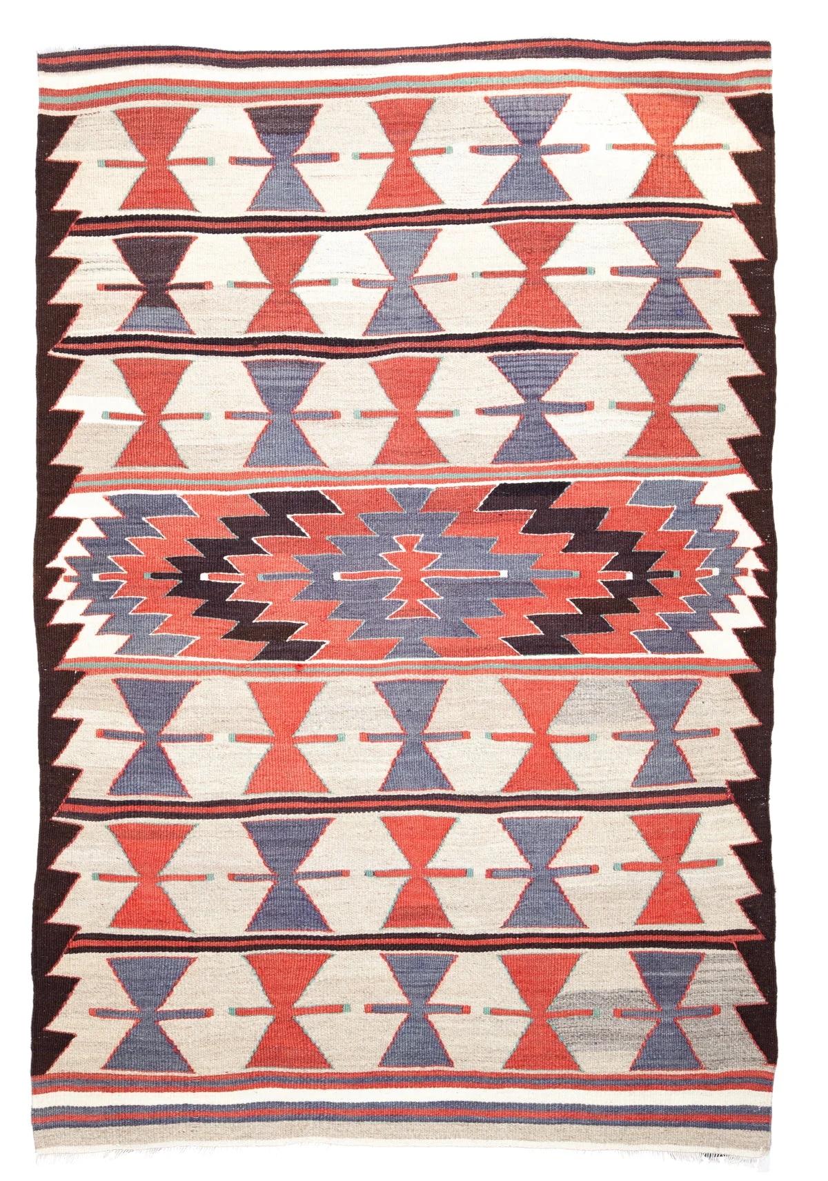 Se trata de un kilim tejido a mano de época / semi-antiguo de Anatolia del Sur, procedente de la ciudad de Mut, en la provincia de Mersin, situada en la región mediterránea de Anatolia, Turquía. Estos kilims son famosos por sus intrincados diseños