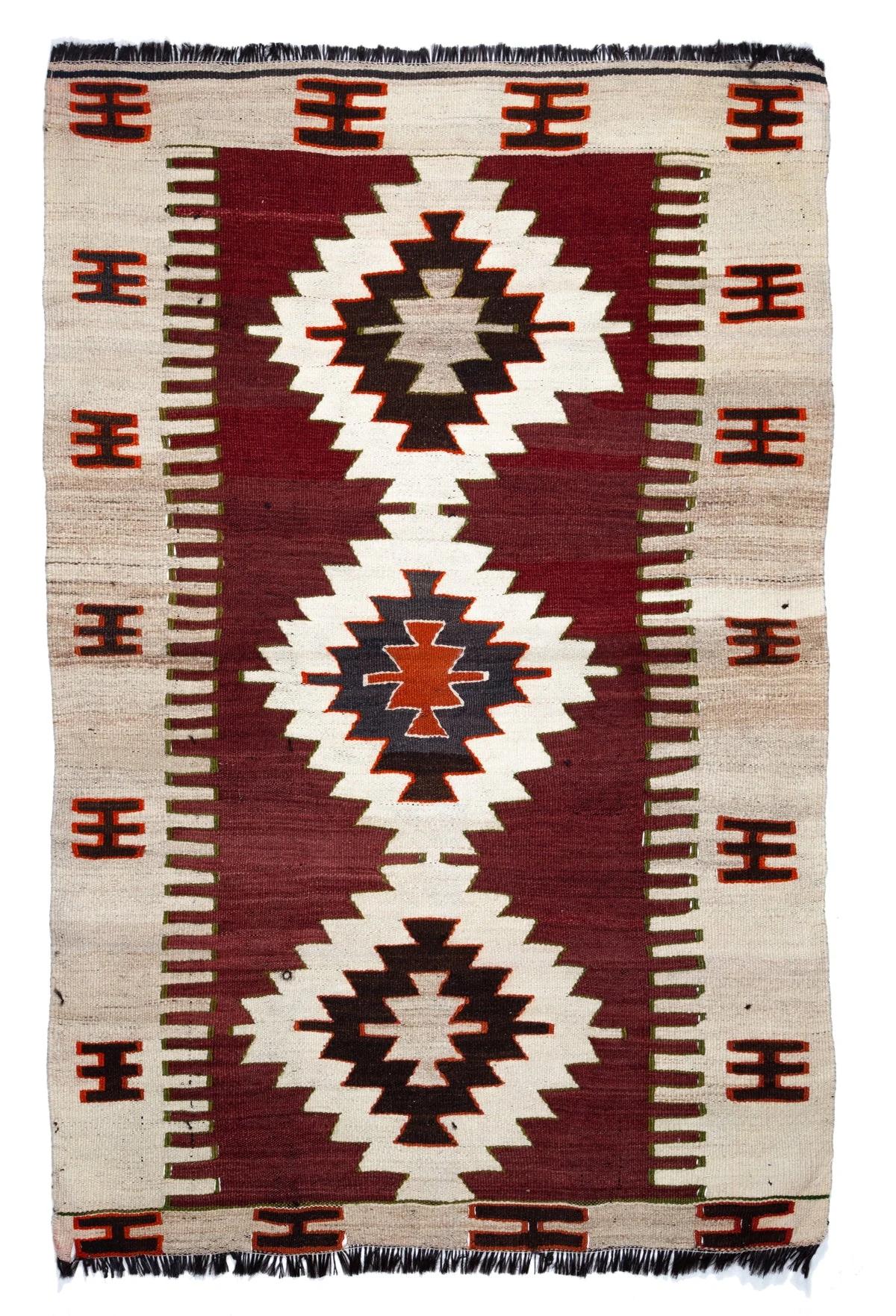 Se trata de un kilim tejido a mano de época / semi-antiguo de Anatolia del Sur, procedente de la ciudad de Mut, en la provincia de Mersin, situada en la región mediterránea de Anatolia, Turquía. Estos kilims son famosos por sus intrincados diseños