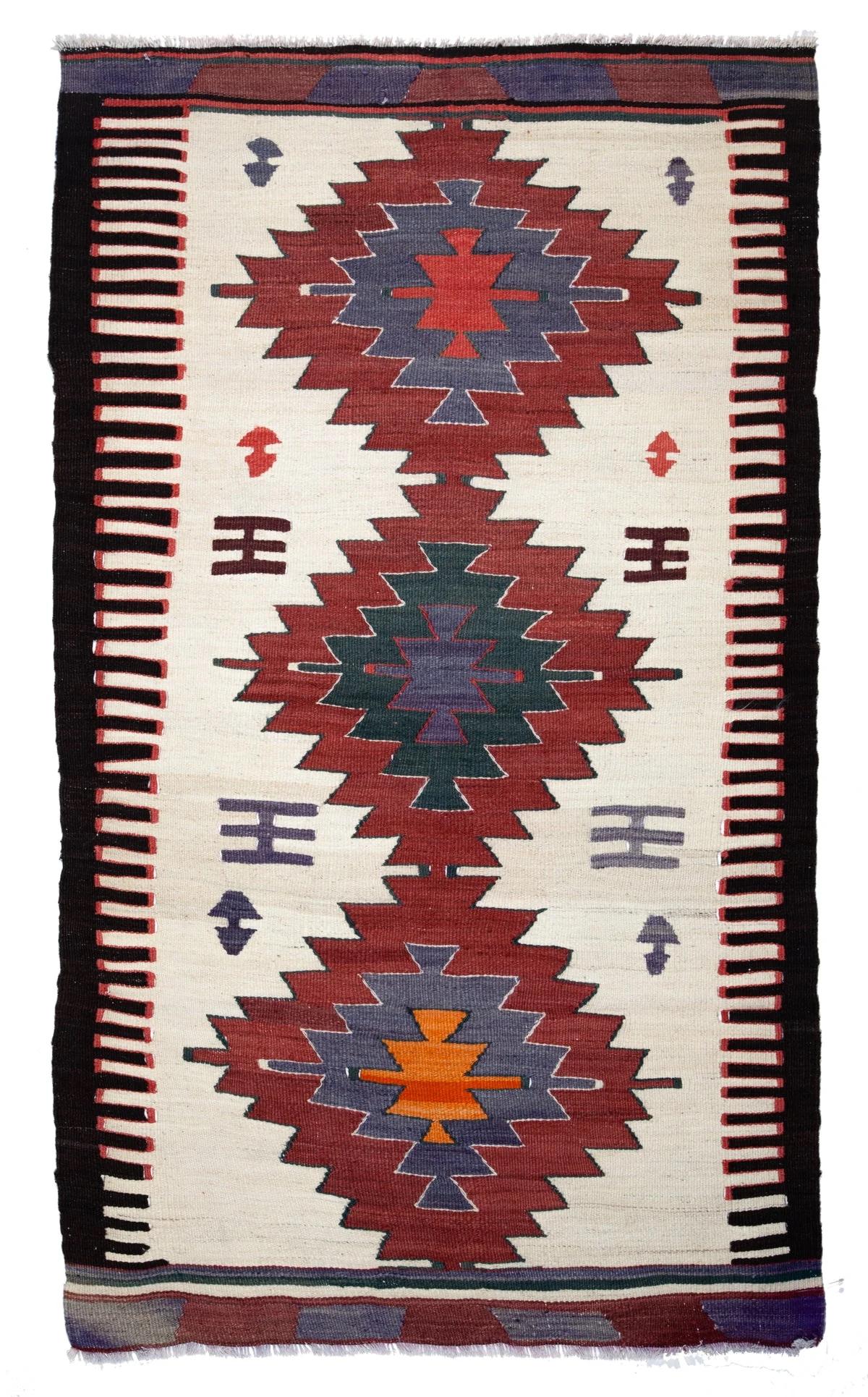 Se trata de un kilim tejido a mano de época / semi-antiguo de Anatolia del Sur, procedente de la ciudad de Mut, en la provincia de Mersin, situada en la región mediterránea de Anatolia, Turquía. Estos kilims son famosos por sus intrincados diseños