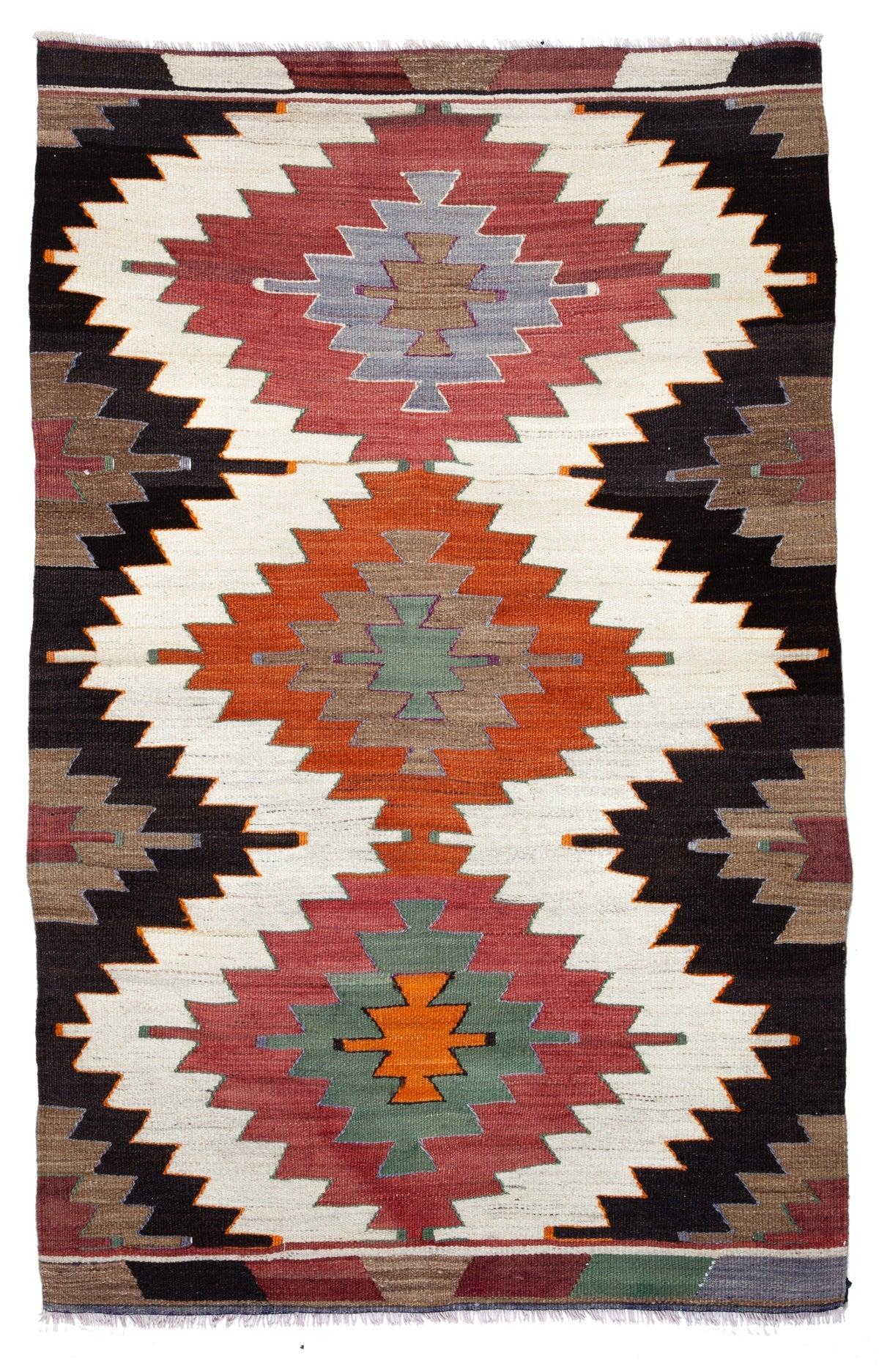 Se trata de un kilim tejido a mano de época / semi-antiguo de Anatolia del Sur, procedente de la ciudad de Mut, en la provincia de Mersin, situada en la región mediterránea de Anatolia, Turquía. Estos kilims son famosos por sus intrincados diseños