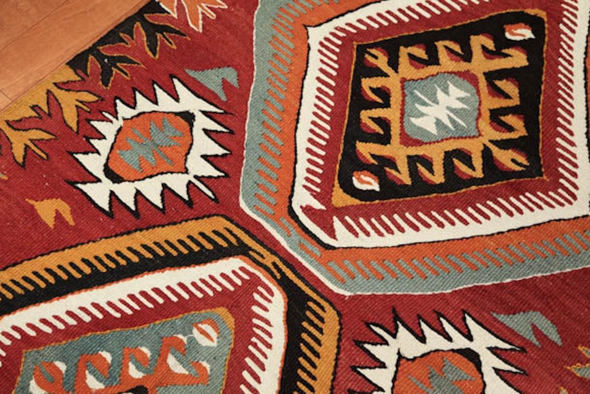 Se trata de un kilim tejido a mano de época / semi-antiguo de Anatolia del Sur, procedente de la ciudad de Mut, en la provincia de Mersin, situada en la región mediterránea de Anatolia, Turquía. Estos kilims son famosos por sus intrincados diseños