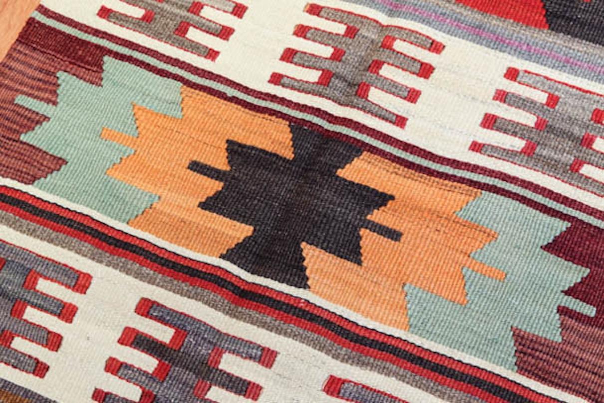 Se trata de un kilim tejido a mano de época / semi-antiguo de Anatolia del Sur, procedente de la ciudad de Mut, en la provincia de Mersin, situada en la región mediterránea de Anatolia, Turquía. Estos kilims son famosos por sus intrincados diseños