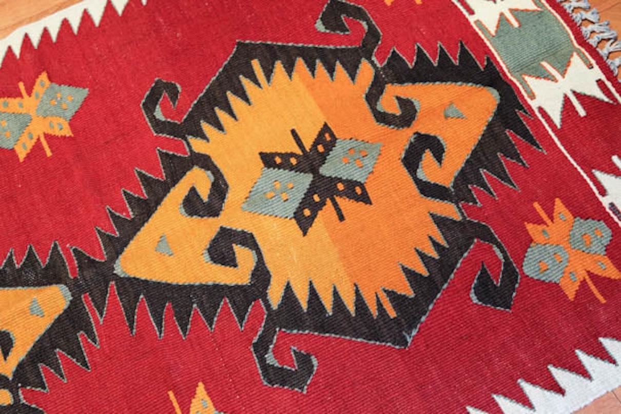 Se trata de un kilim tejido a mano de época / semi-antiguo de Anatolia del Sur, procedente de la ciudad de Mut, en la provincia de Mersin, situada en la región mediterránea de Anatolia, Turquía. Estos kilims son famosos por sus intrincados diseños