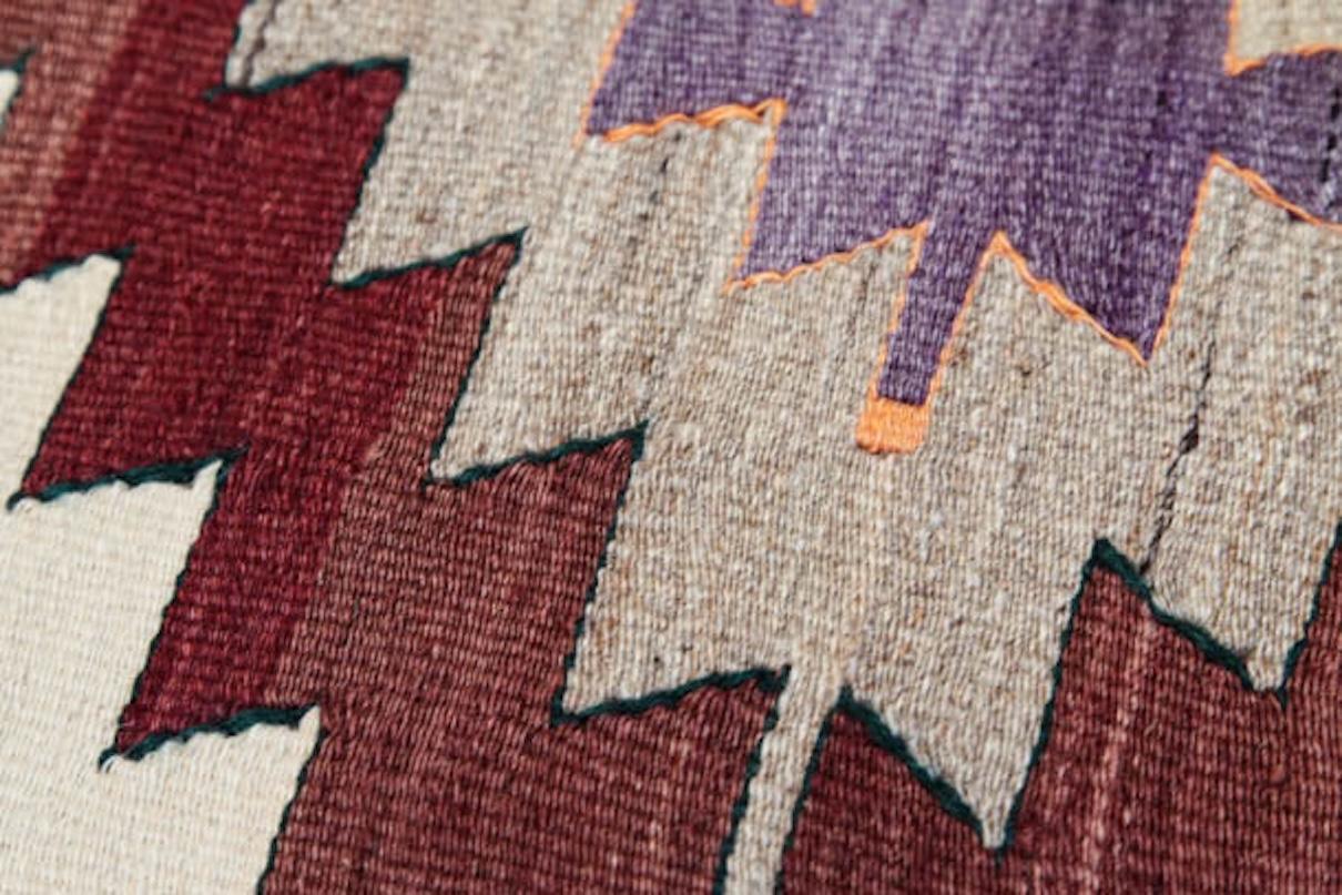 Se trata de un kilim tejido a mano de época / semi-antiguo de Anatolia del Sur, procedente de la ciudad de Mut, en la provincia de Mersin, situada en la región mediterránea de Anatolia, Turquía. Estos kilims son famosos por sus intrincados diseños