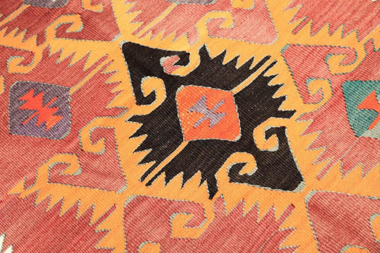 Se trata de un kilim tejido a mano de época / semi-antiguo de Anatolia del Sur, procedente de la ciudad de Mut, en la provincia de Mersin, situada en la región mediterránea de Anatolia, Turquía. Estos kilims son famosos por sus intrincados diseños