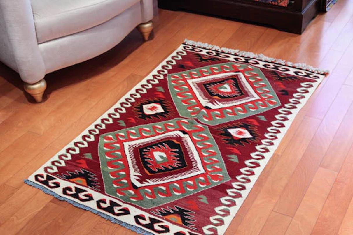 Se trata de un kilim tejido a mano de época / semi-antiguo de Anatolia del Sur, procedente de la ciudad de Mut, en la provincia de Mersin, situada en la región mediterránea de Anatolia, Turquía. Estos kilims son famosos por sus intrincados diseños