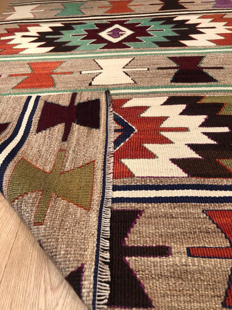 Semi Old Vintage Alfombra Tejida a Mano de Lana Mut Kilim Anatolia Central Alfombra Turca Turco en venta