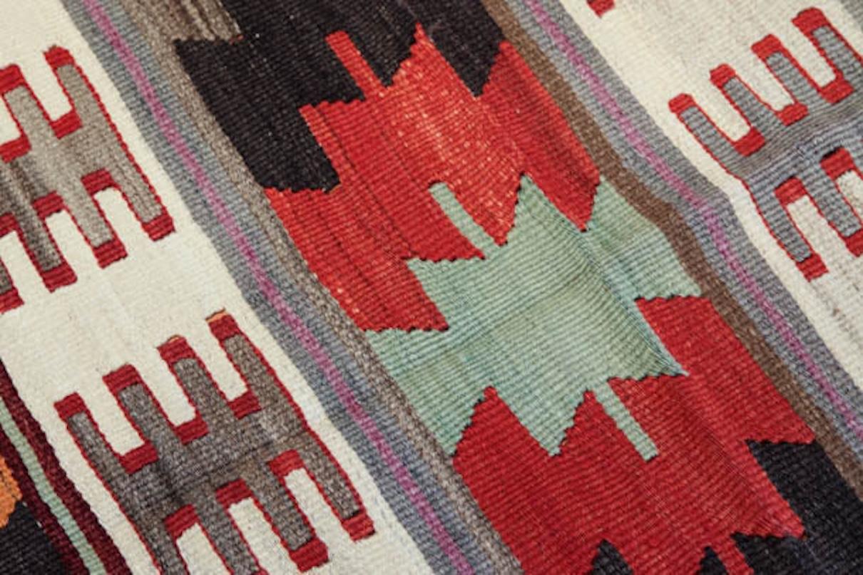 Semi Old Vintage Alfombra Tejida a Mano de Lana Mut Kilim Anatolia Central Alfombra Turca Turco en venta