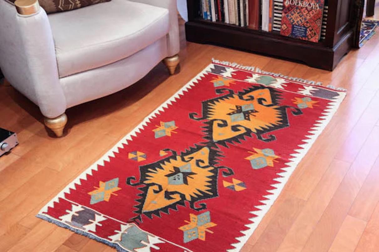 Semi Old Vintage Alfombra Tejida a Mano de Lana Mut Kilim Anatolia Central Alfombra Turca Turco en venta
