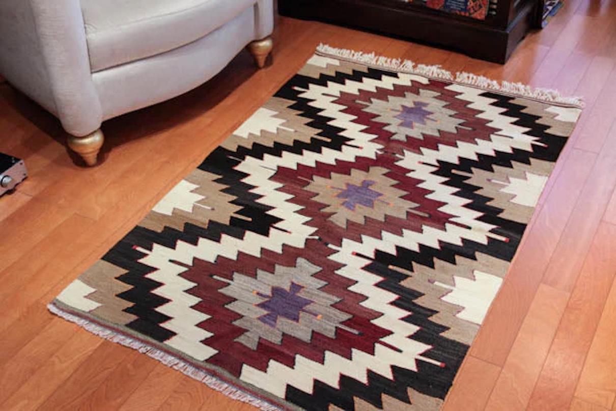 Semi Old Vintage Alfombra Tejida a Mano de Lana Mut Kilim Anatolia Central Alfombra Turca Turco en venta