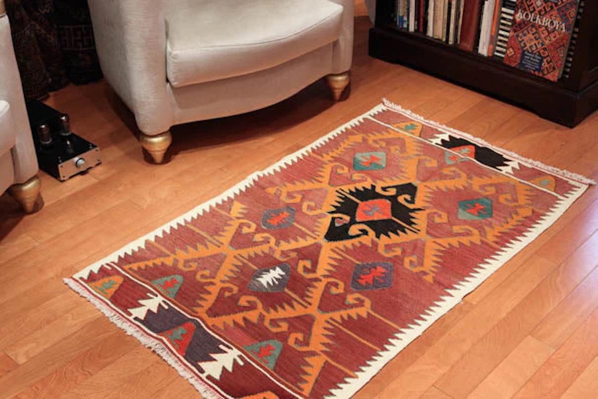 Semi Old Vintage Alfombra Tejida a Mano de Lana Mut Kilim Anatolia Central Alfombra Turca Turco en venta