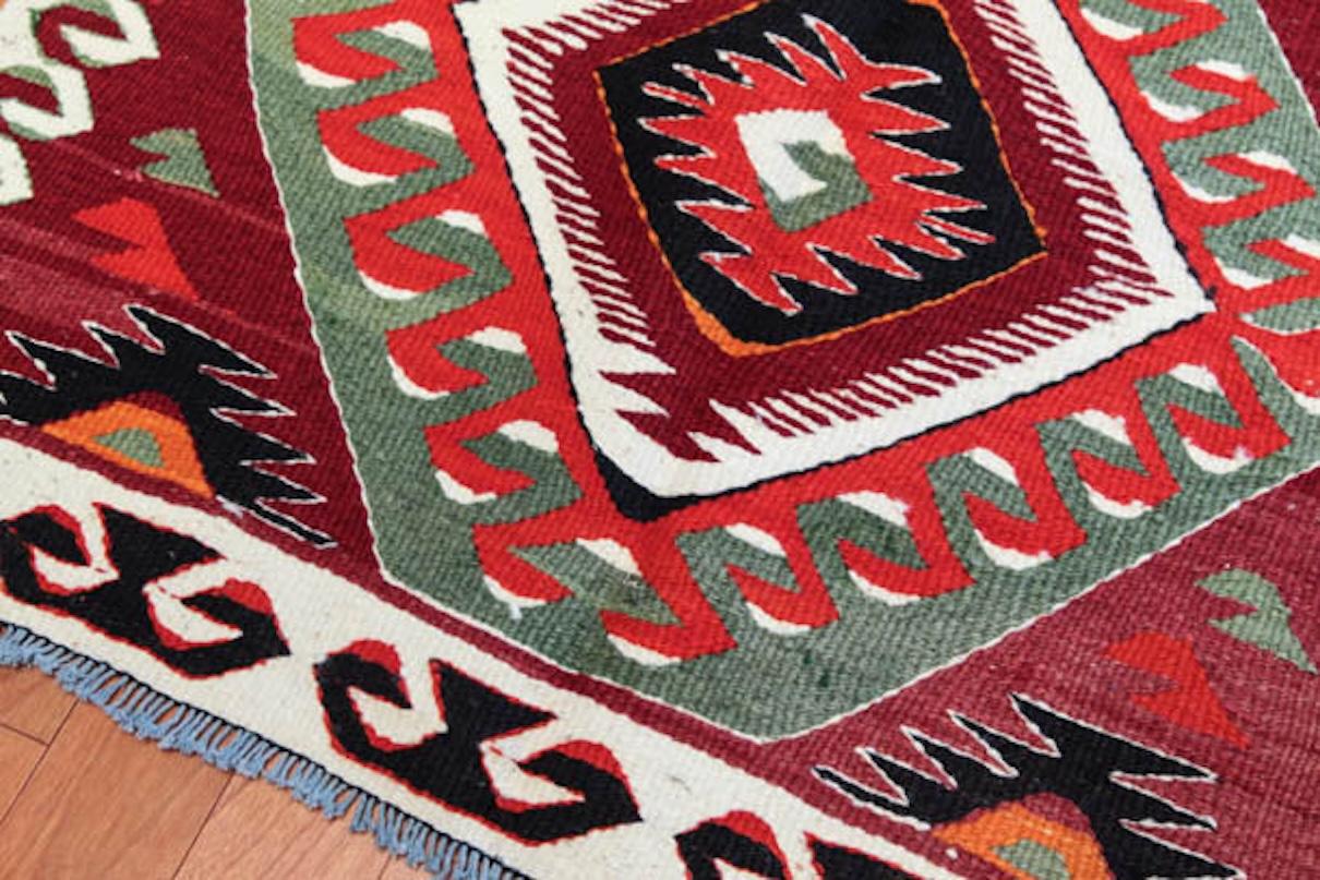 Semi Old Vintage Alfombra Tejida a Mano de Lana Mut Kilim Anatolia Central Alfombra Turca Turco en venta
