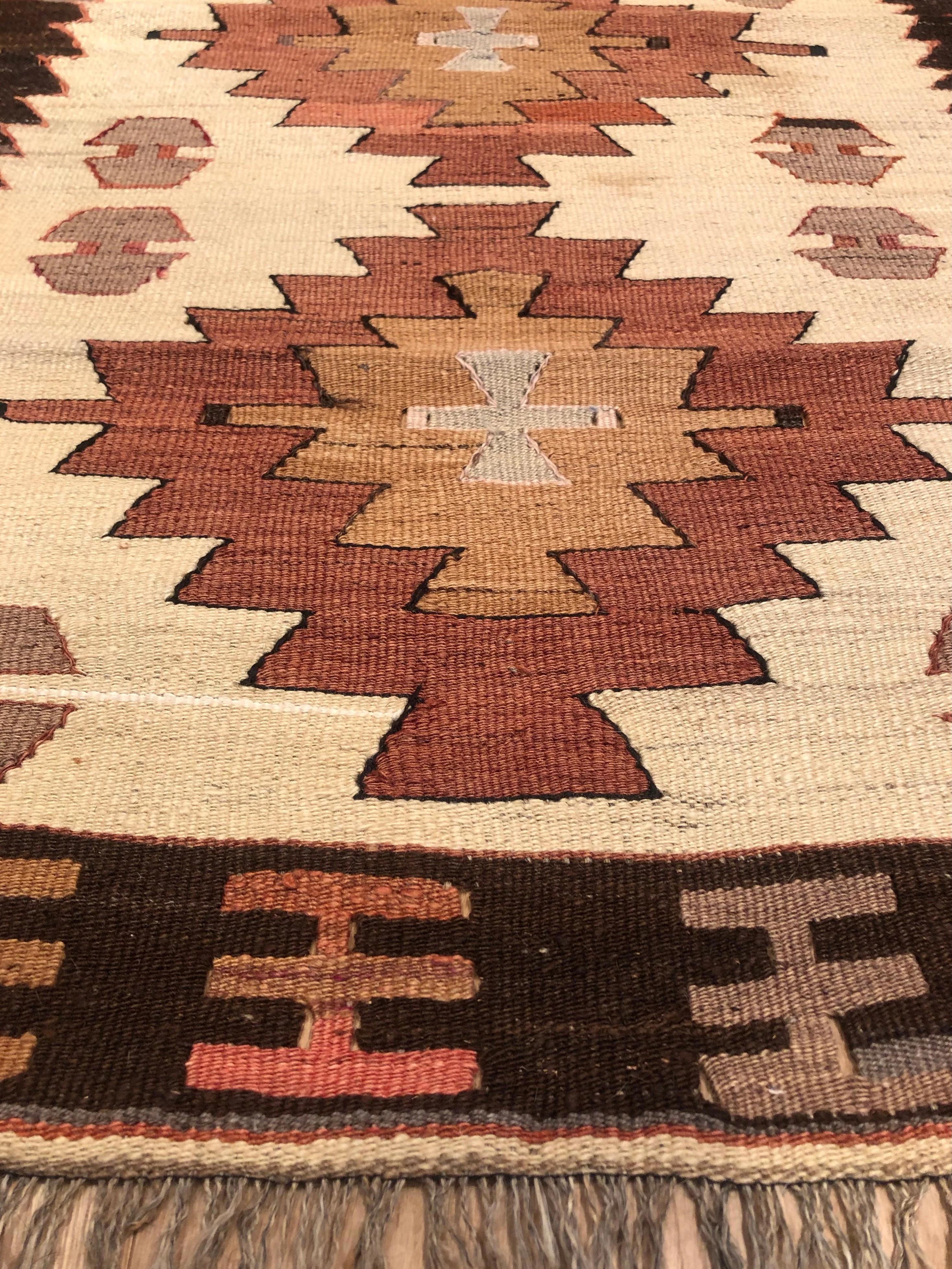 Semi Old Vintage Alfombra Tejida a Mano de Lana Mut Kilim Anatolia Central Alfombra Turca Tejido a mano en venta
