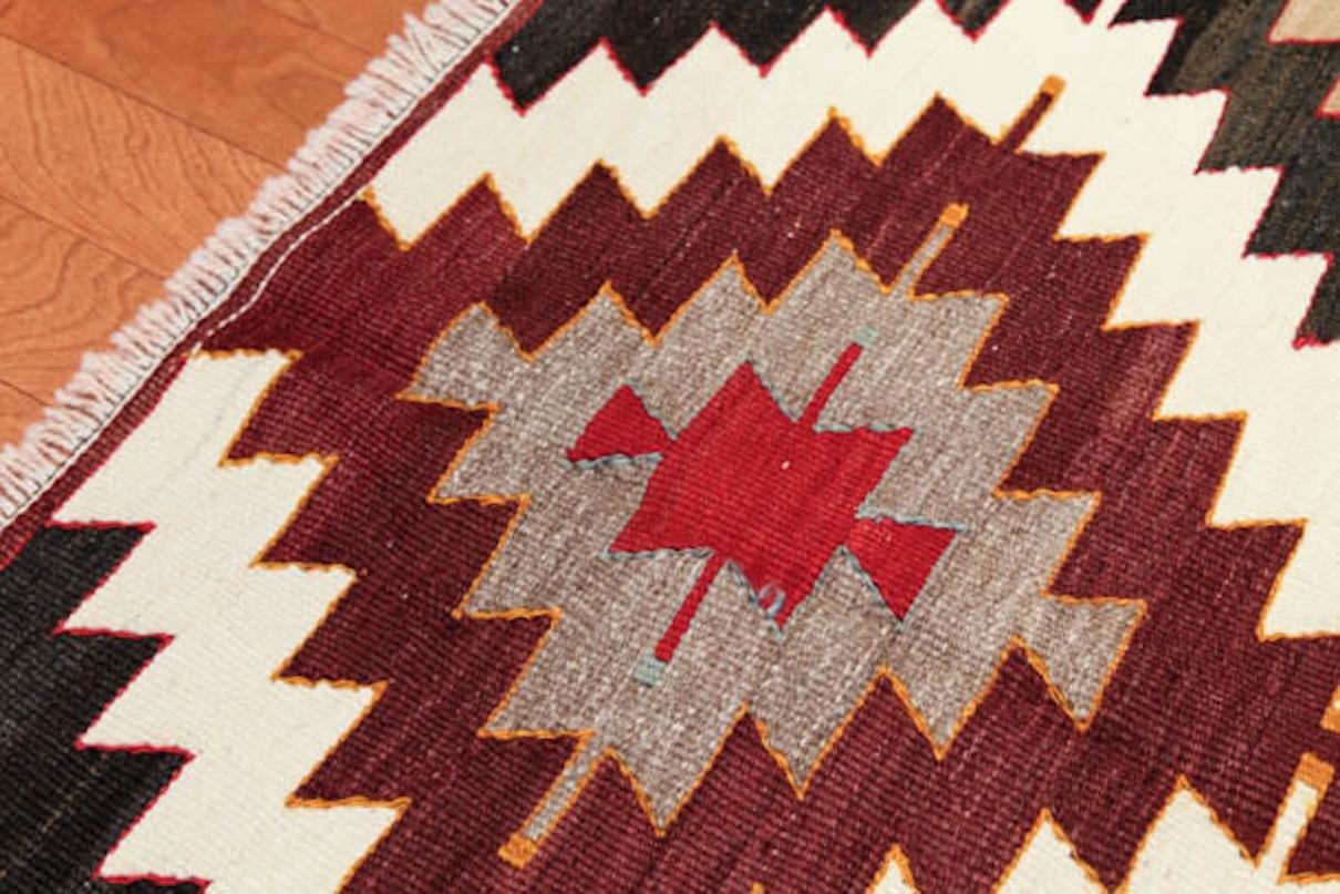Semi Old Vintage Alfombra Tejida a Mano de Lana Mut Kilim Anatolia Central Alfombra Turca Tejido a mano en venta