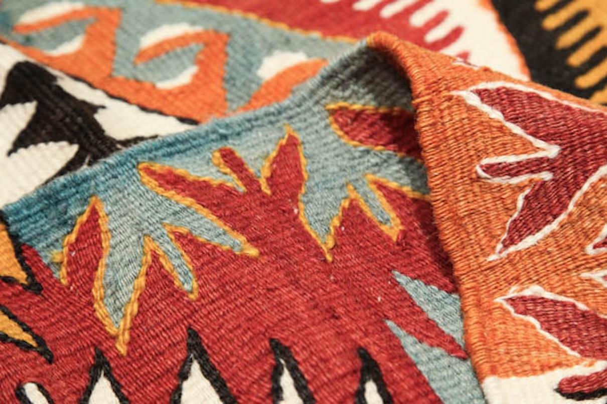 Semi Old Vintage Alfombra Tejida a Mano de Lana Mut Kilim Anatolia Central Alfombra Turca siglo XX en venta